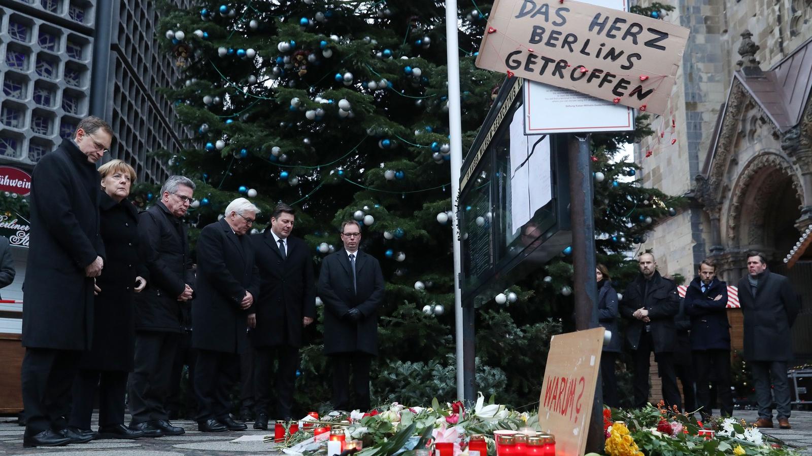 Michael Müller, Berlin polgármestere, Angela Merkel kancellár, Thomas de Maiziere bel-, Frank-Walter Steinmeier külügyminiszter 