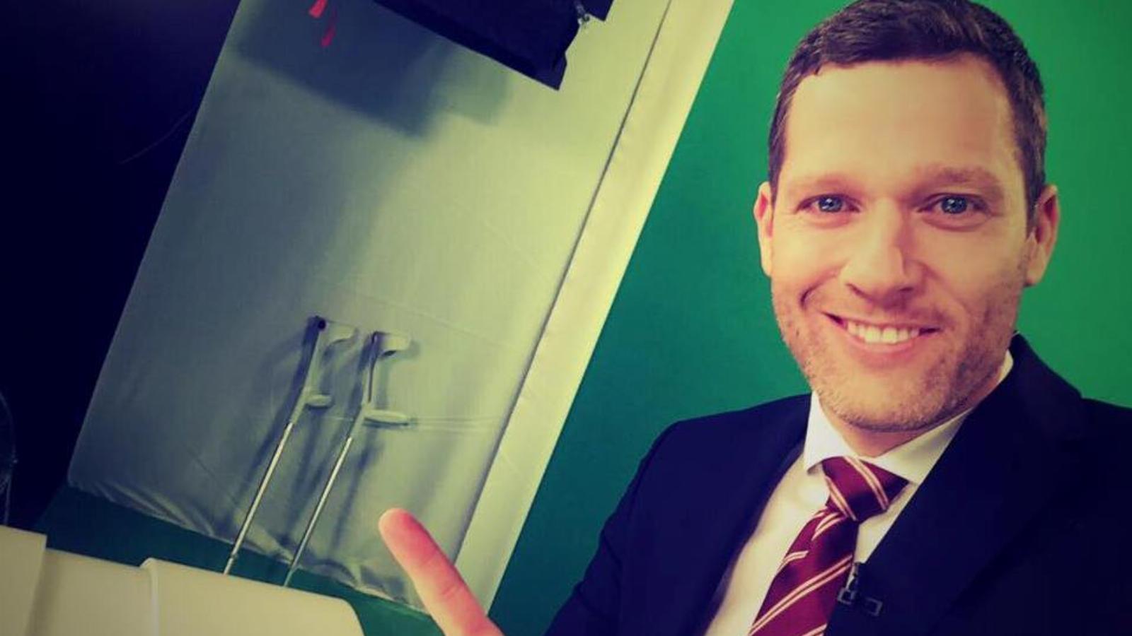 Vácz Gergő mosolyogva, de már a mankókkal a háttérben. Forrás: Facebook