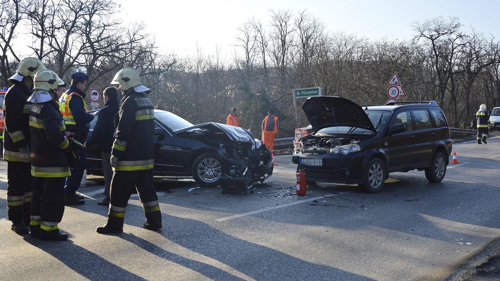 Összetört személyautók a 10-es főút pilisszentiváni lehajtójánál. MTI Fotó: Mihádák Zoltán.