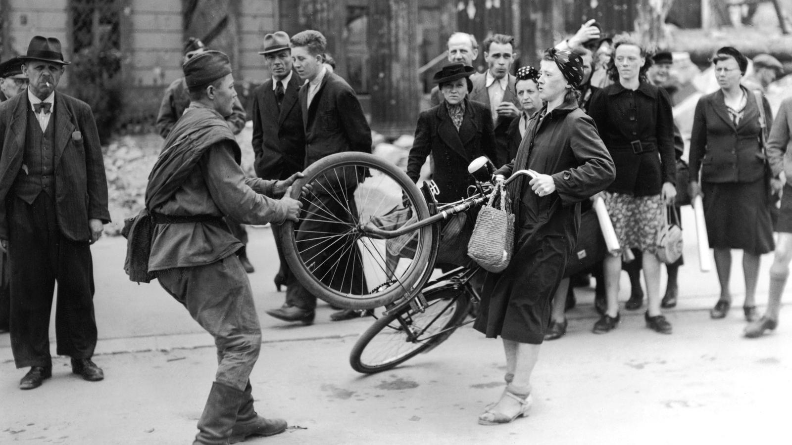 1945, háború utáni utcakép FOTÓ: EUROPRESS/GETTY IMAGES/KEYSTON