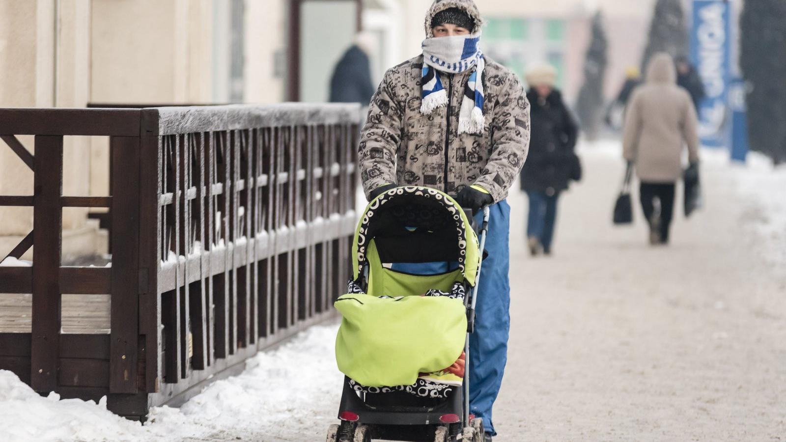 Babakocsit tol egy férfi Csíkszeredában 2017. január 10-én.  MTI Fotó: Veres Nándor