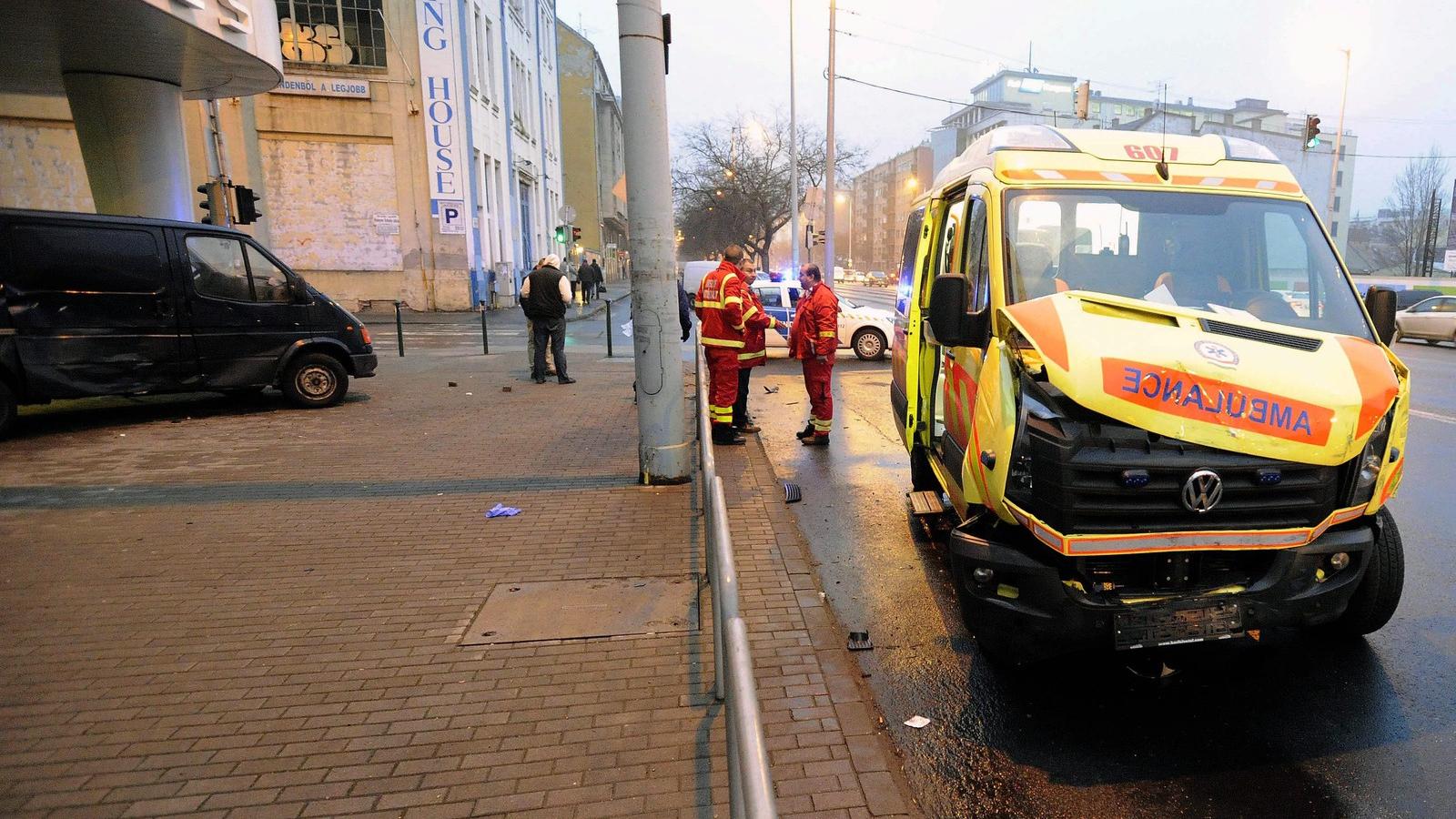 A balesetben a mentők egy dolgozója és a másik gépkocsiban ülő férfi sérült meg könnyebben. Fotó: Mihádák Zoltán/MTI