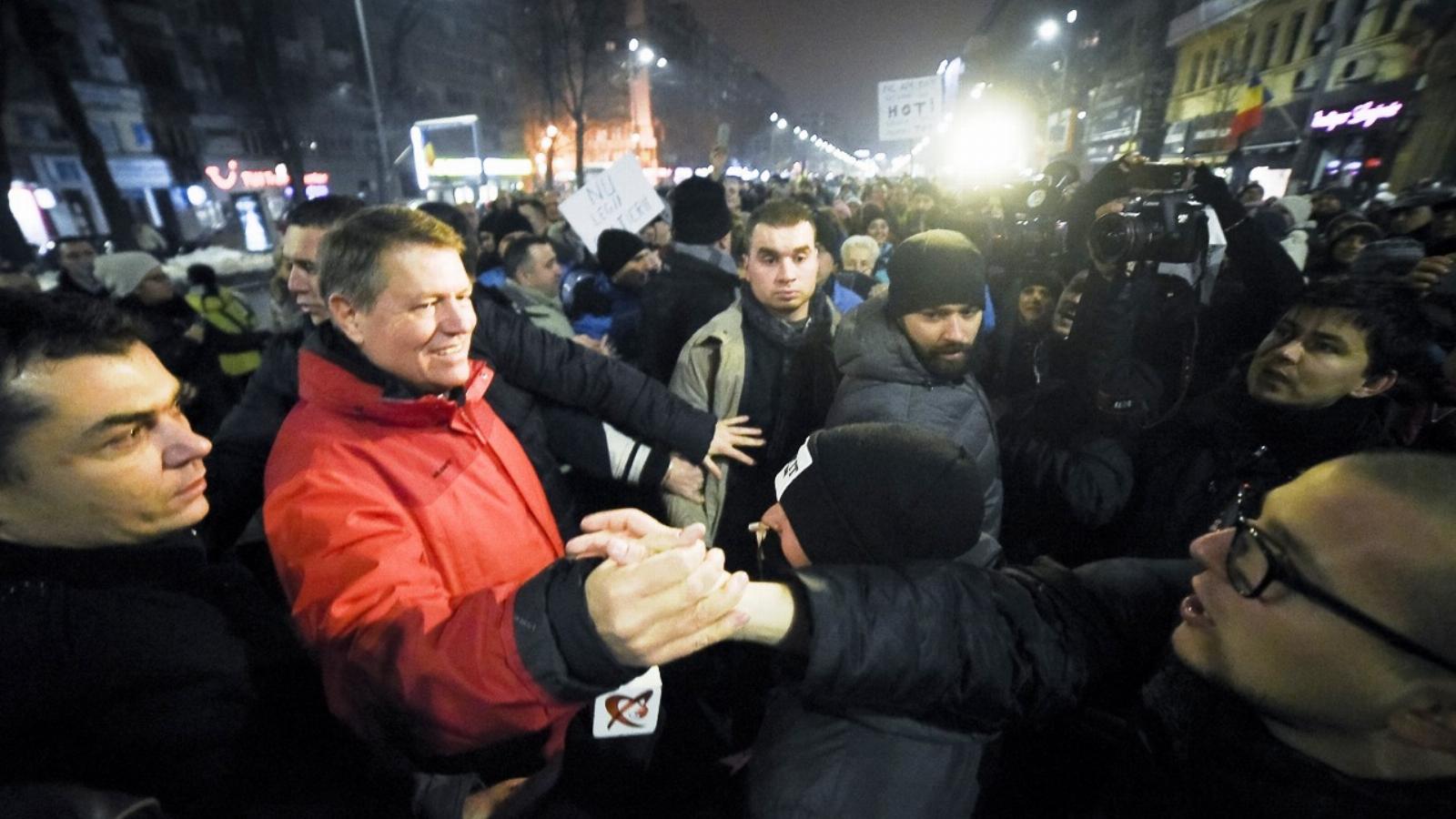 Klaus Johannis államfő a bukaresti tüntetők között FORRÁS: PRESIDENCY.RO.