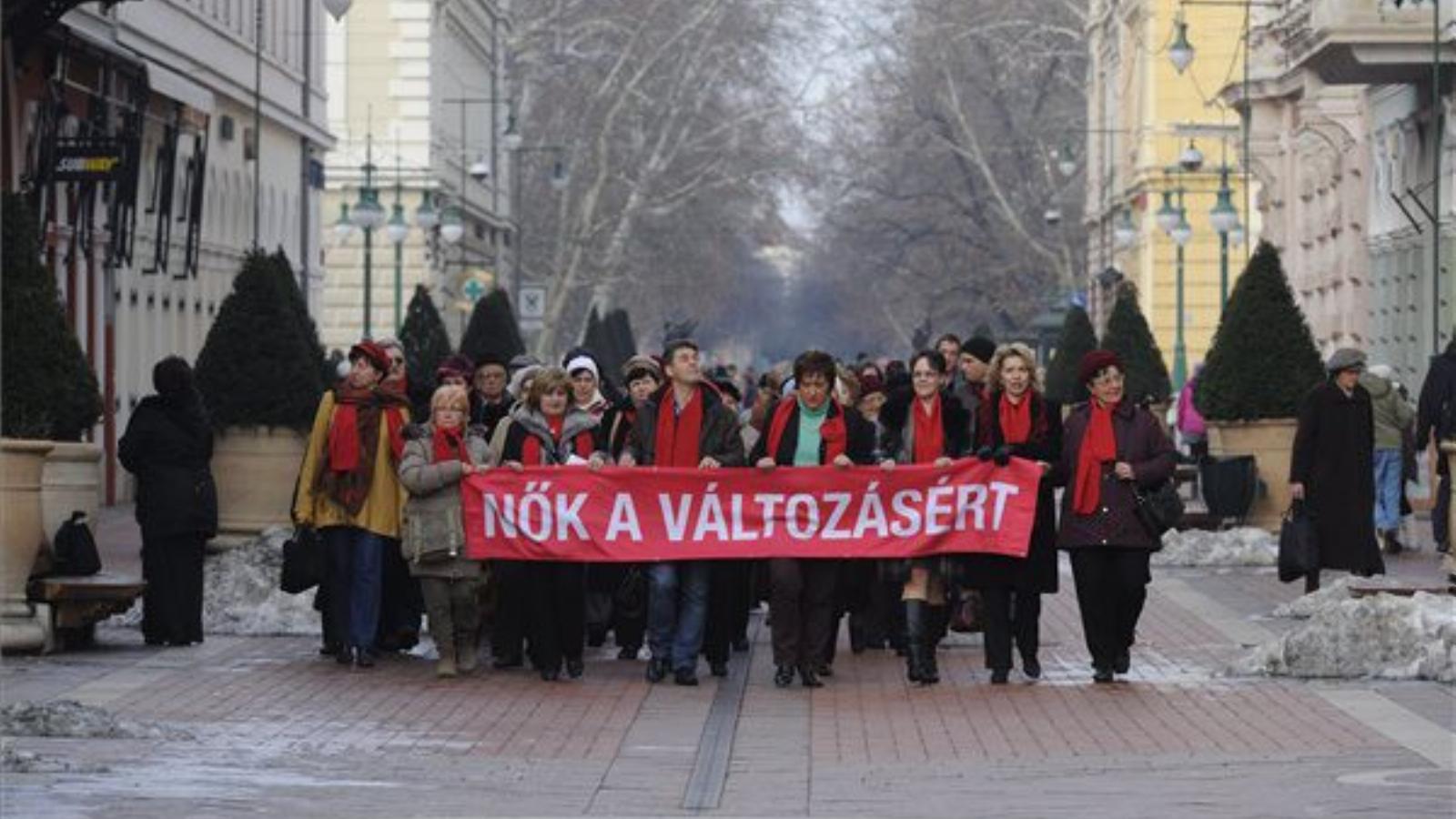 Az MSZP nőtagozatának tagjai és szimpatizánsai vonulnak a szervezet Nők a változásért elnevezésű mozgalmának vörös sálas akciójá