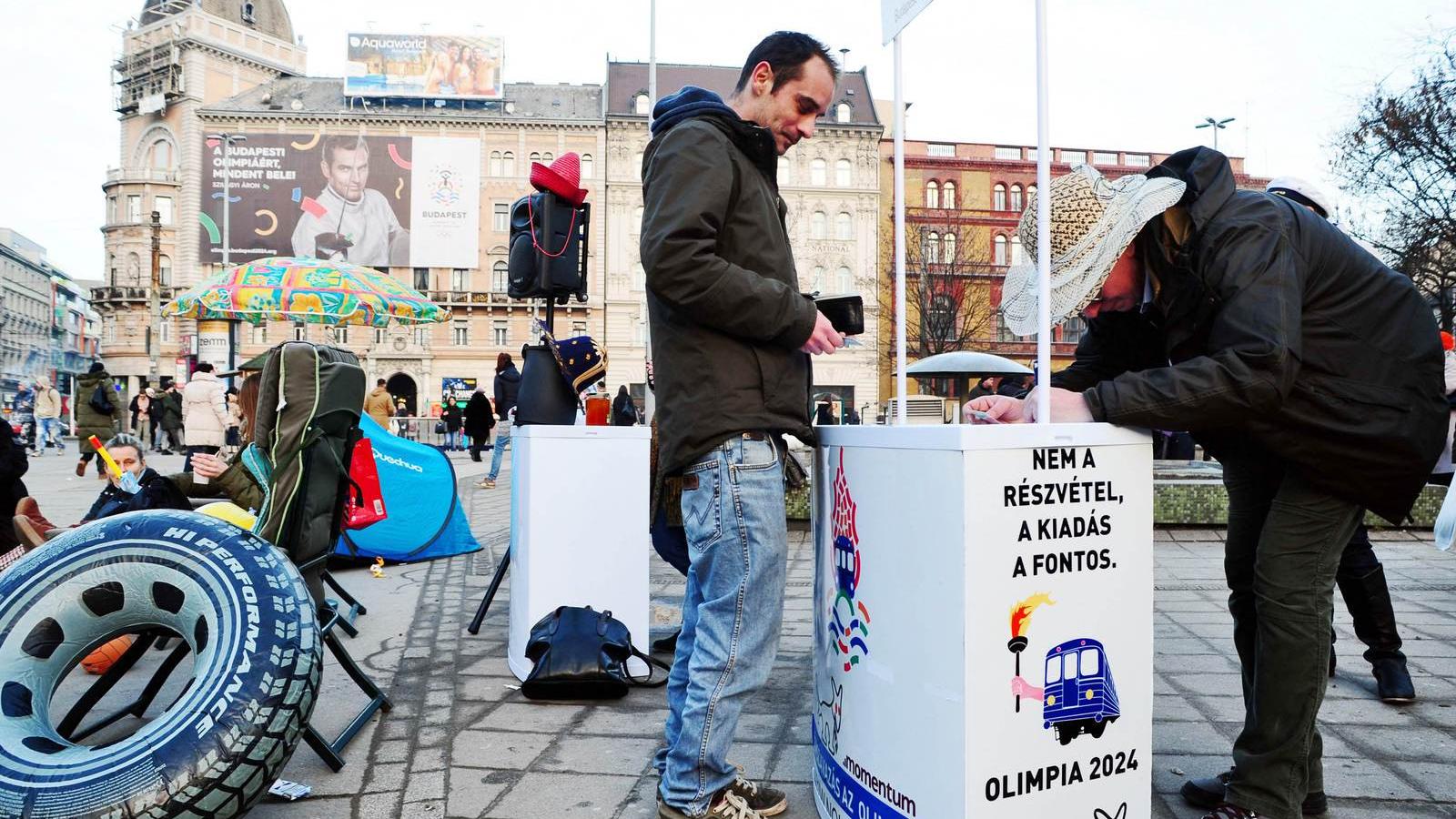 Kovács Gergely, az MKKP vezetője a Blaha Lujza téri standnál - Fotó: Molnár Ádám, Népszava 