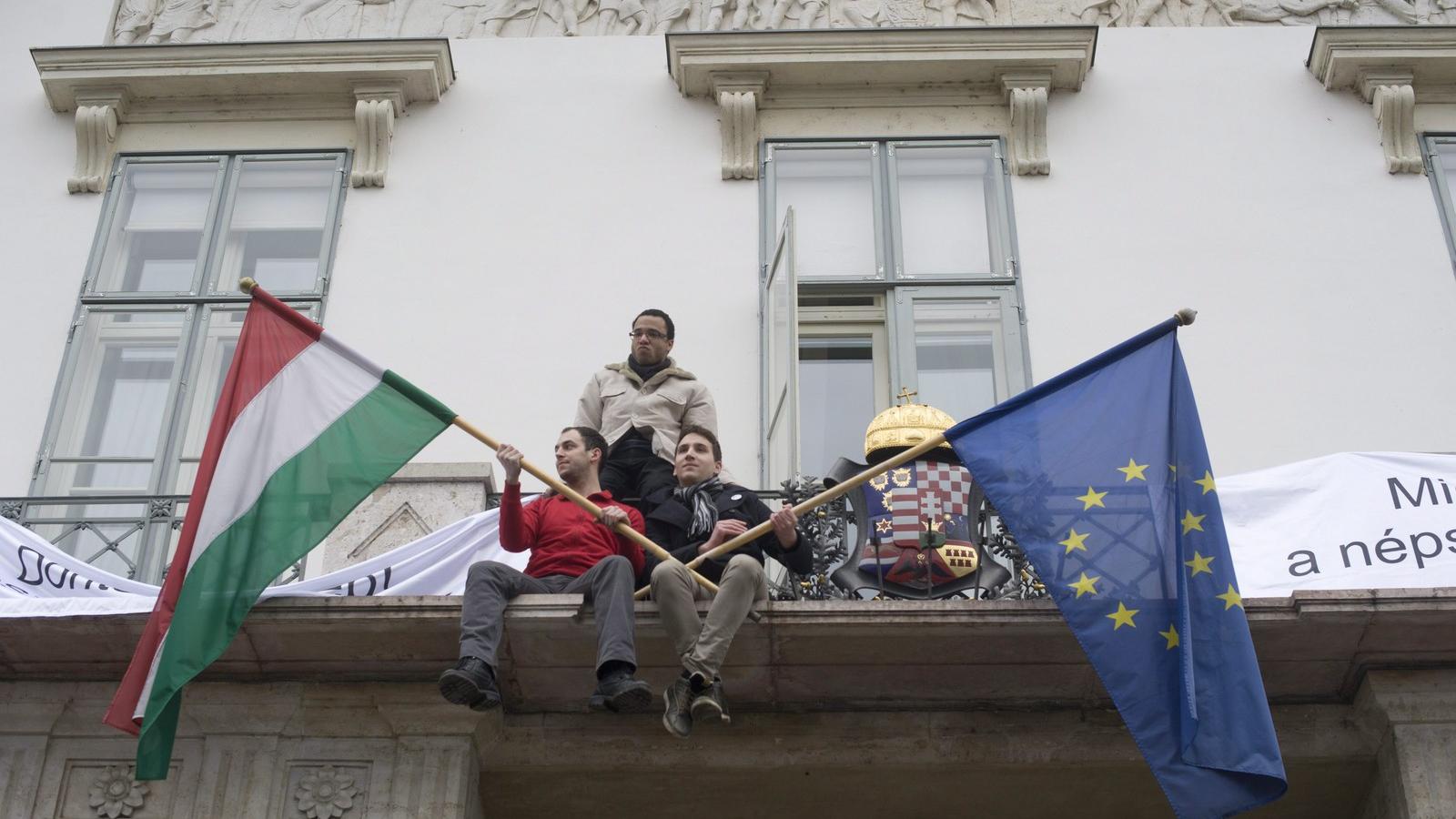 A tiltakozók „zálogba vették” a palota zászlóit FOTÓ: MTI/KALLOS BEA