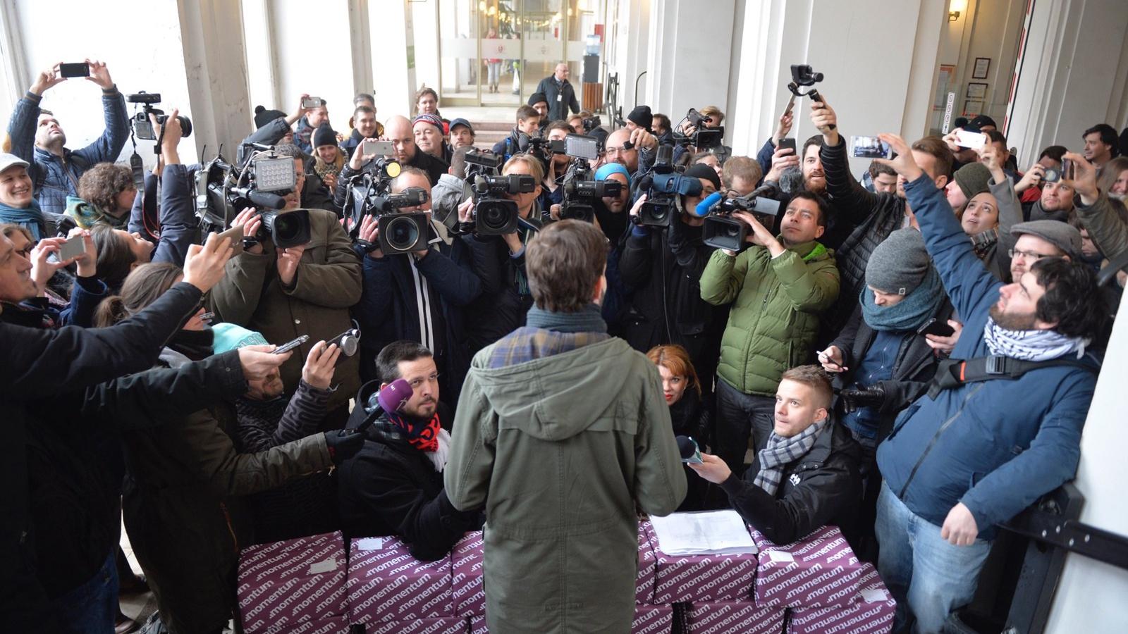 A Momentum Mozgalom átadja az aláírásokat a Fővárosi Választási Irodának. FOTÓ: Tóth Gergő/Népszava