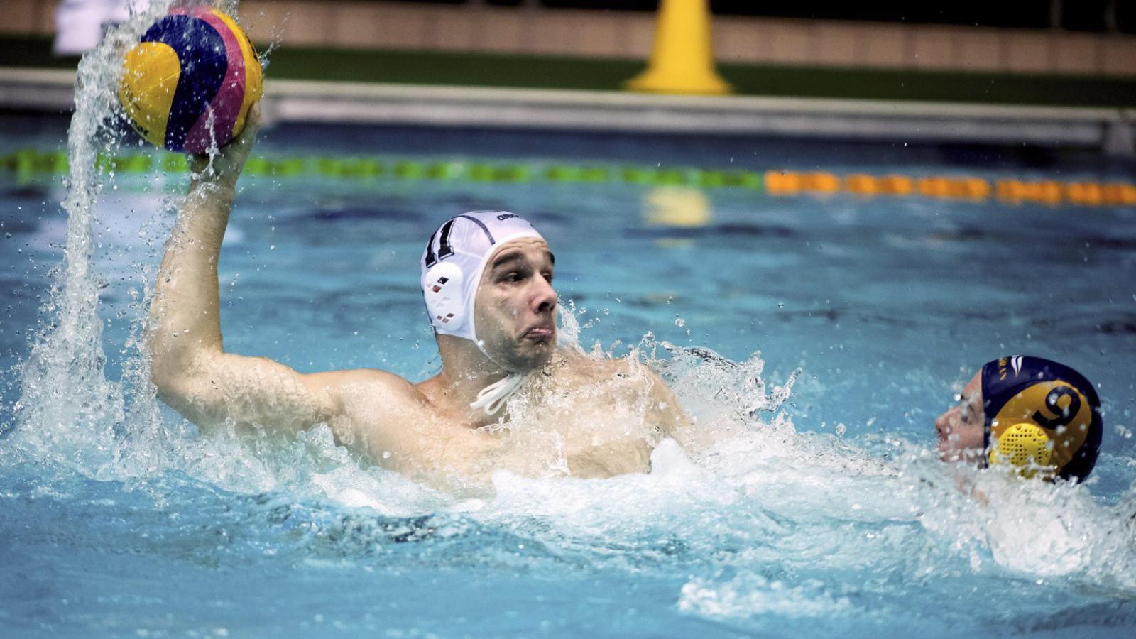  A ferencvárosi Marko Cuk (b) és a montenegrói Duro Radovic az Eurokupa elődöntőjének visszavágóján, az FTC PQS Waterpolo - Jadr