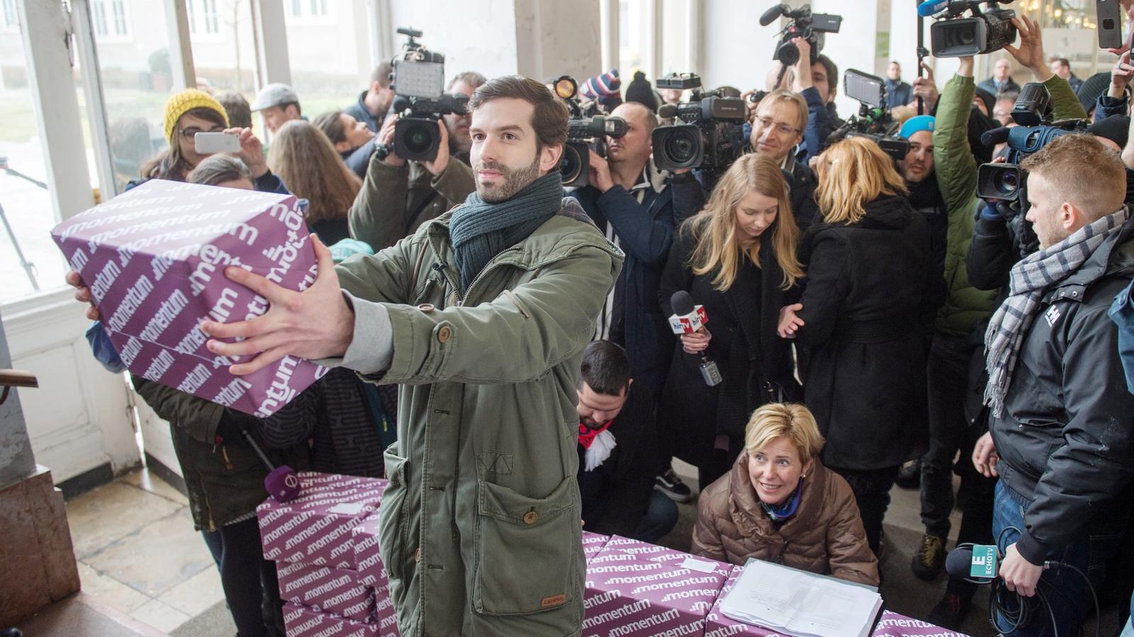 Fekete-Győr András múlt hét pénteken adta át a 266 ezer összegyűjtött aláírást a Fővárosi Választási Iroda épületében. FOTÓ: Tót