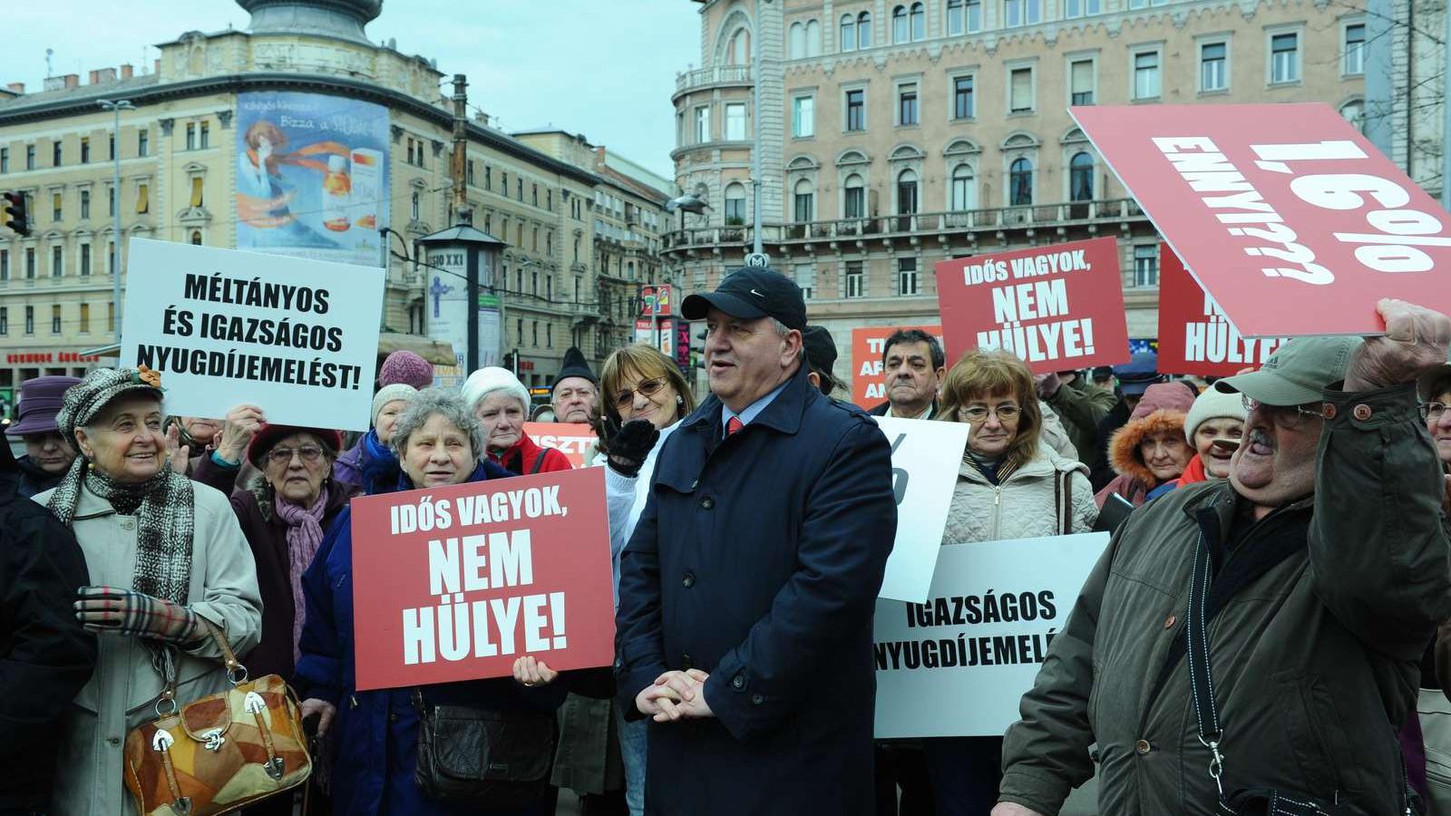 A bajokhoz képest jó hangulatúnak tűnt a nyugdíjas-flashmob FOTÓ: VAJDA JÓZSEF