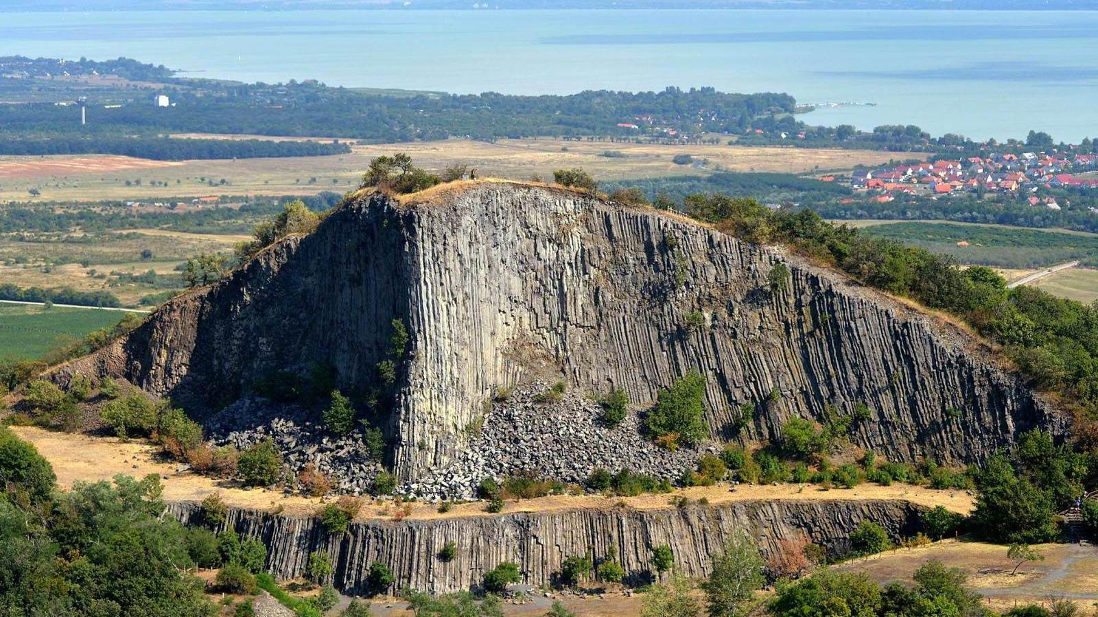 Hiába a természeti szépség, egyre több terület szenved a drasztikus fogyókúrától. Hegyestű, a Balaton-felvidék egyik éke FOTÓ: H