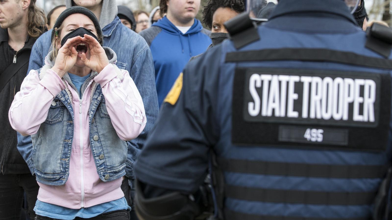 Átkiabálnak egymásnak, nem nagyon kedvesen - Fotó: Stephen Brashear/Getty Images