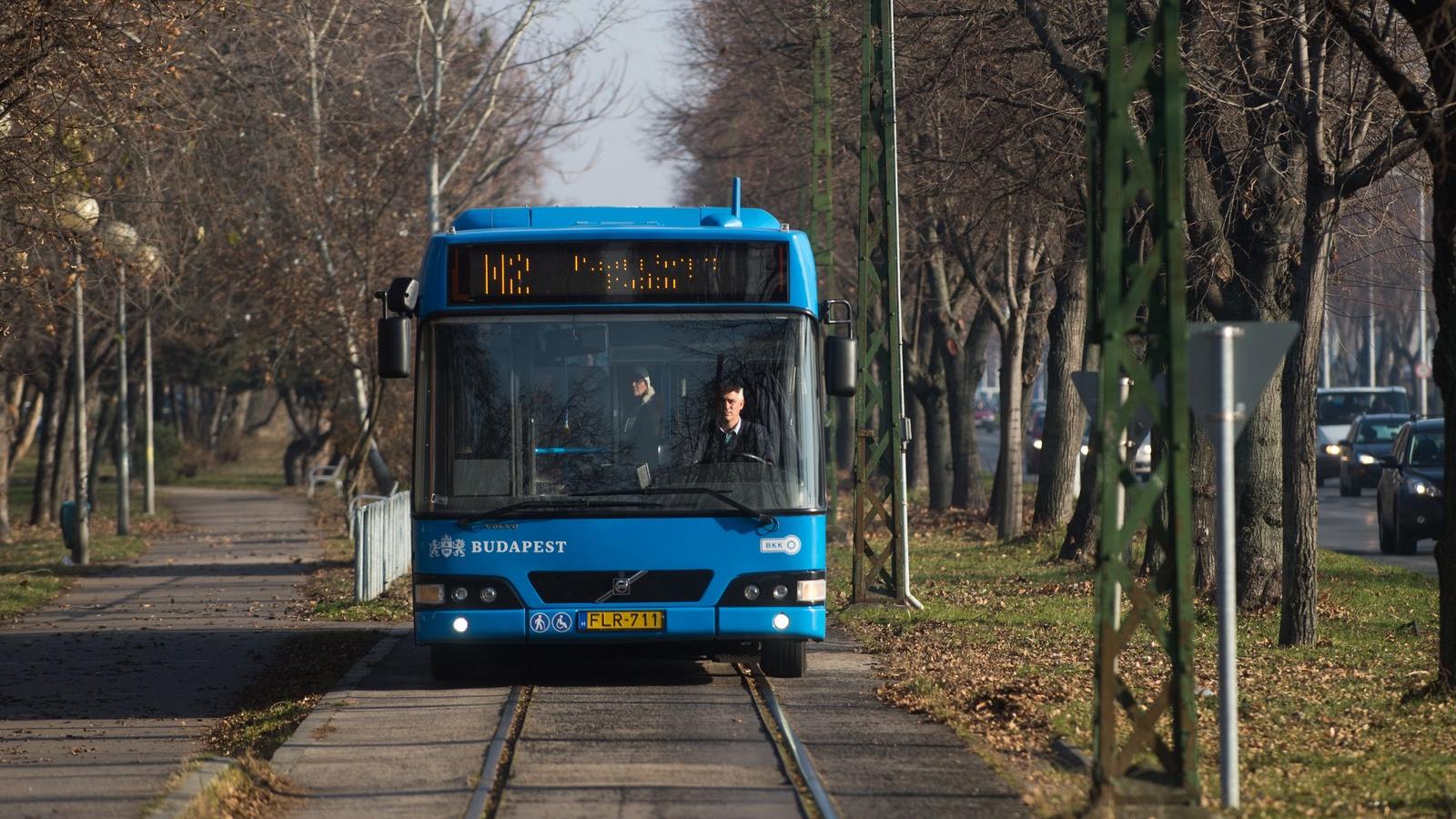 Metrópótló busz - Népszava fotó