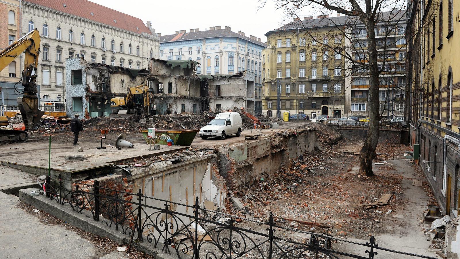 Állítólag a fák zavarták a fürdő csöveit FOTÓ: SZALMÁS PÉTER