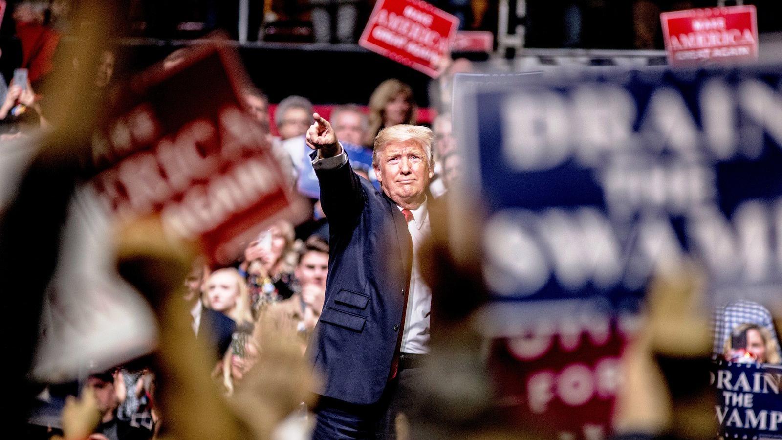 Donald Trump irányt mutat híveinek a nashville-i nagygyűlésen FOTO: EUROPRESS/GETTY IMAGES/ANDREA MORALES