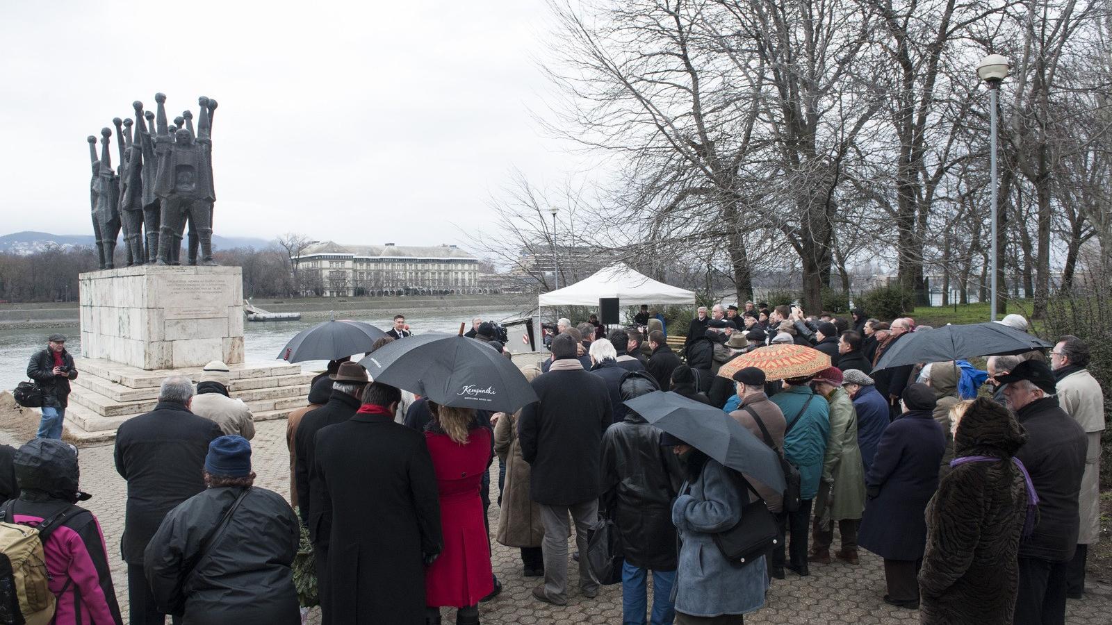 Megemlékezés a Vizafogói Mártír Emlékműnél a II. világháború fővárosi befejezésének 69. évfordulóján FOTÓ: VAJDA GYÖRGY