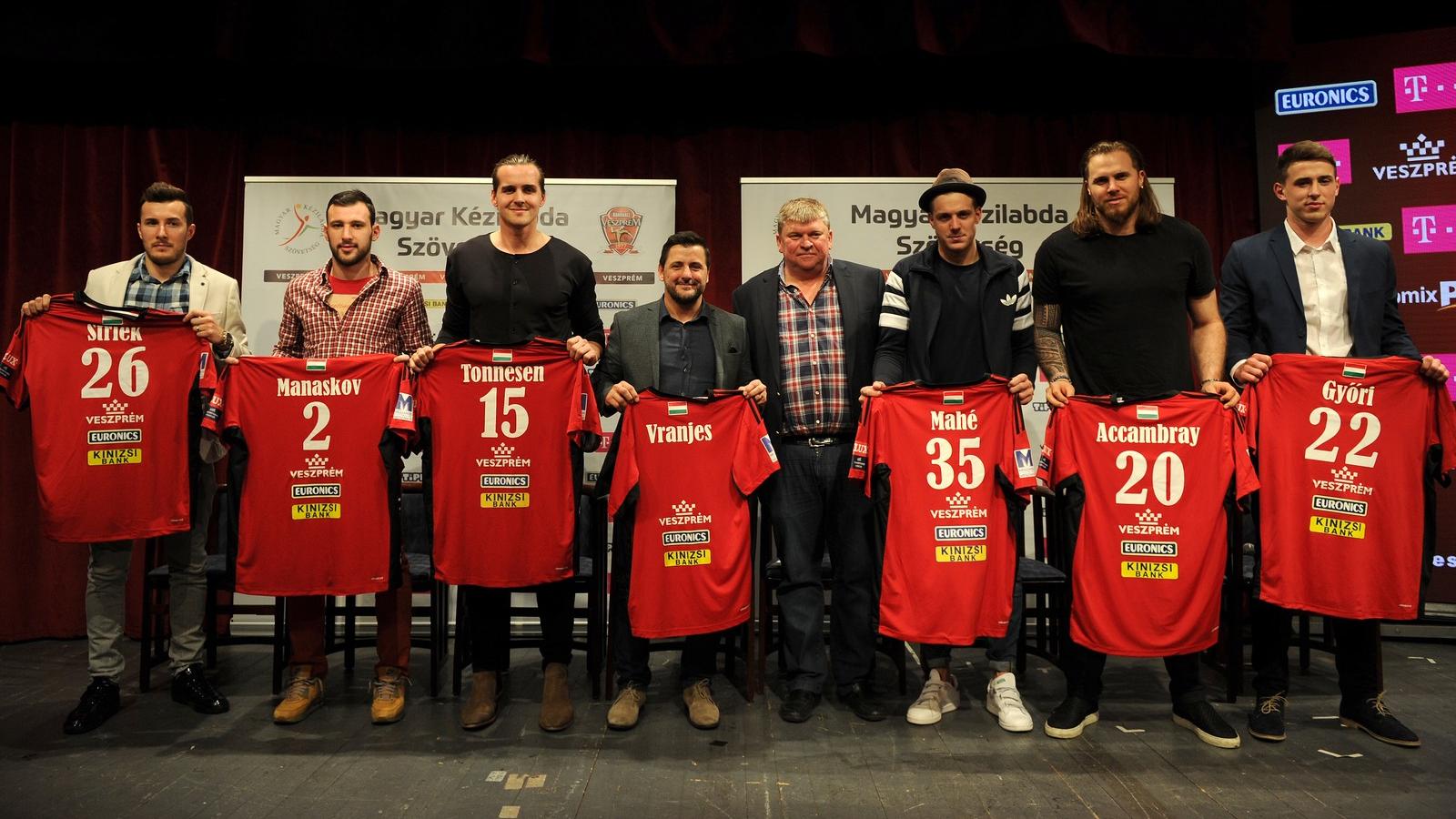 A legújabb igazolások. Középen a leendő tréner, Vranjes (mezzel), mellette Kálomista FOTÓ: SZALMÁS PÉTER