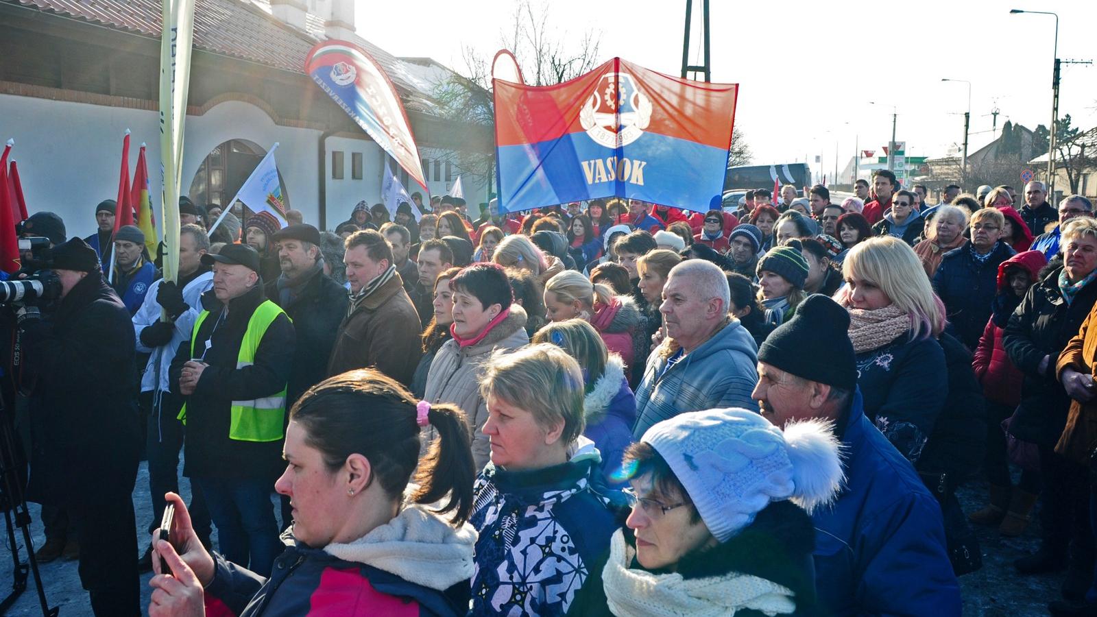 Több munkáltatónál sztrájkkal, tüntetéssel kényszerítették ki a béremelést. Képünk egy aszódi üzemnél készült - FOTÓ: MOLNÁR ÁDÁ