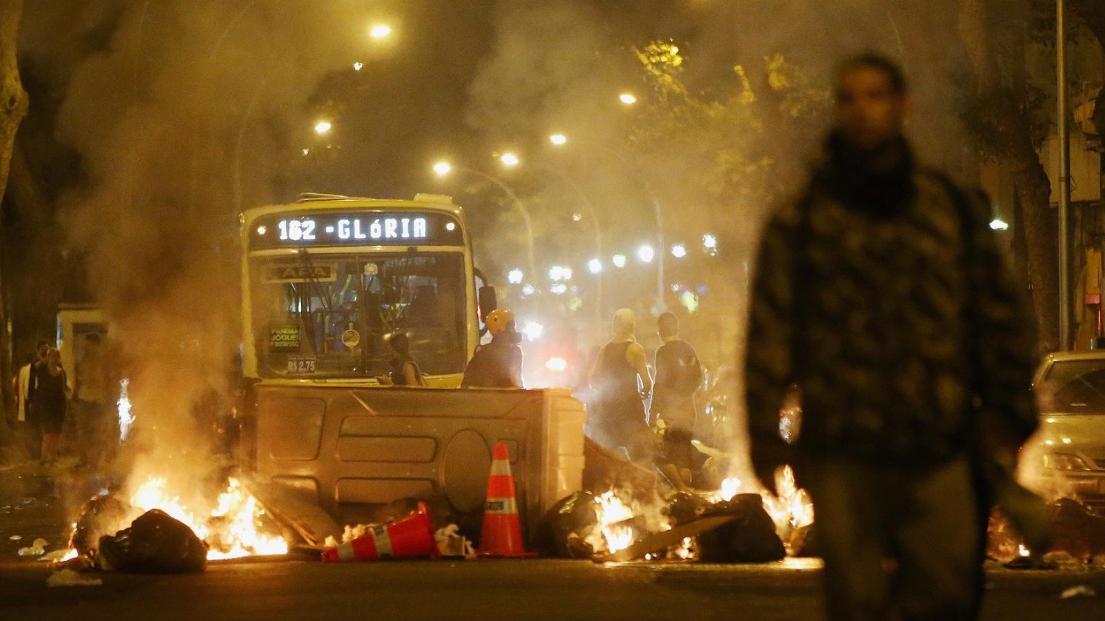 A békésnek indult pedagógus napi felvonulás véres tüntetéssé vált Rio de Janeiróban. Fotó: Mario Tama/Getty Images.