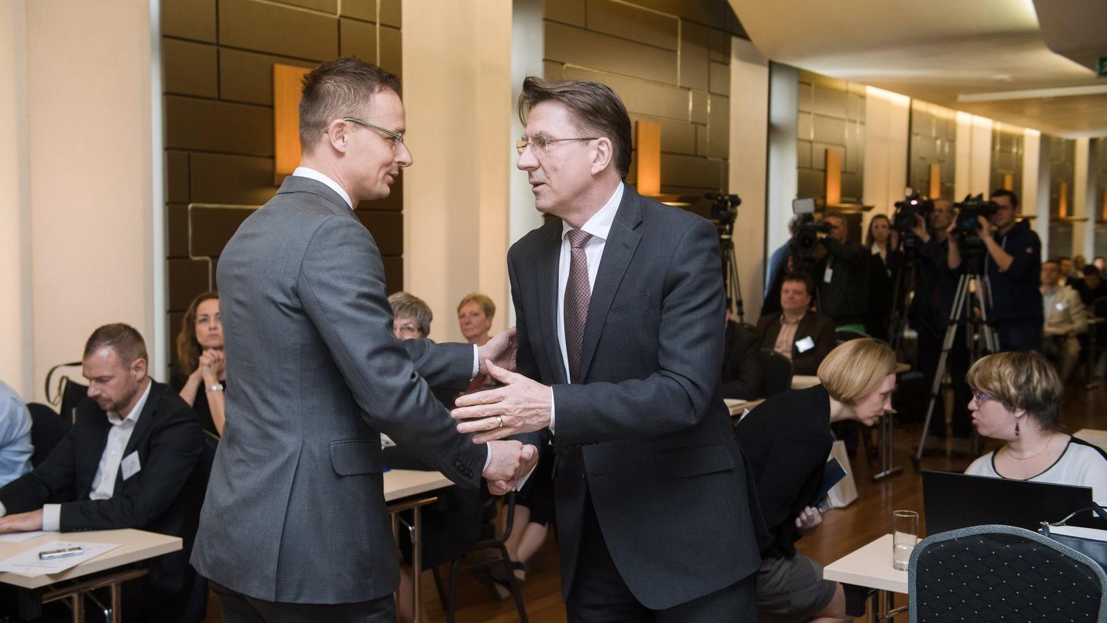 A magyar külgazdasági és külügyminiszter és a brit egymáshoz közel álló nézeteket vall FOTÓ: MTI/KOSZTICSÁK SZILÁRD