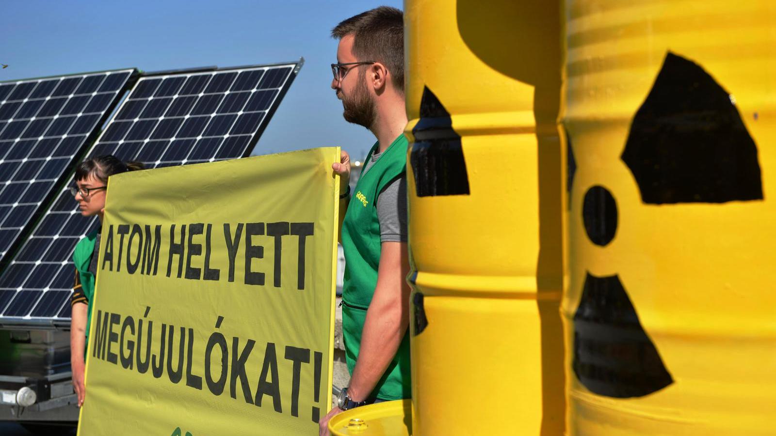 Az Országos Atomenergia Hivatal (OAH) kiadta a Paks 2 projekt telephelyengedélyét, emiatt tartott demonstrációt tegnap a Greenpe