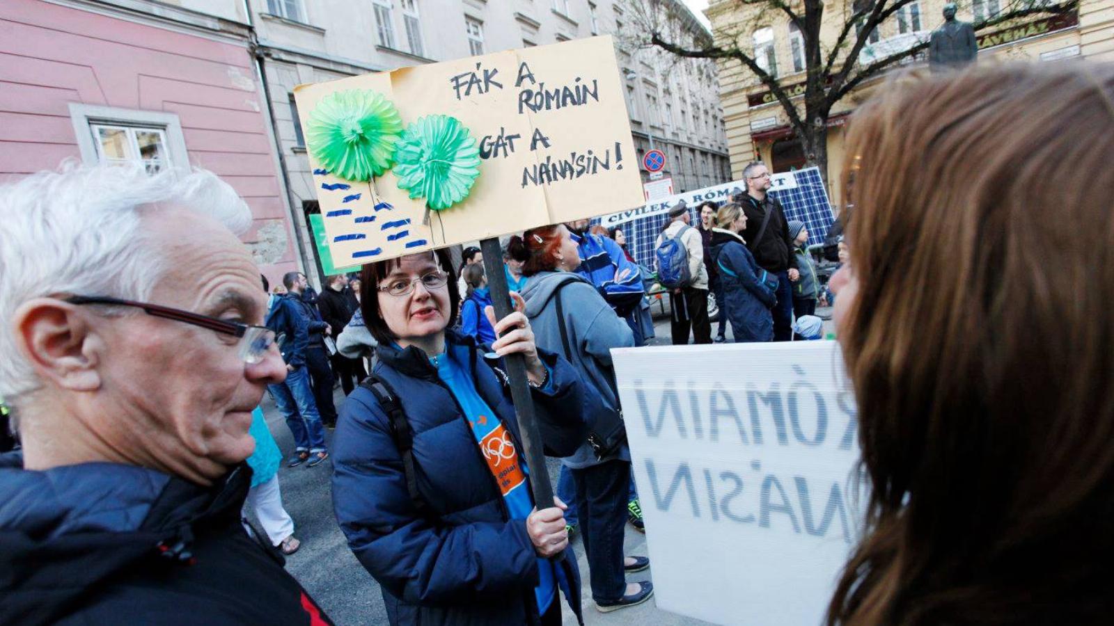 Hiába tüntettek - A Maradjanak a FÁK a Rómain csoport demonstrációja március 27-én - Forrás: Facebook 