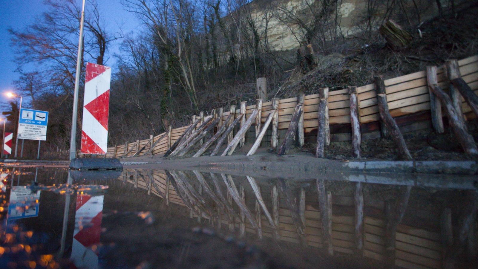 A 7-es főút fonyódi szakasza, ahol megindult a löszfal. MTI Fotó: Varga György.