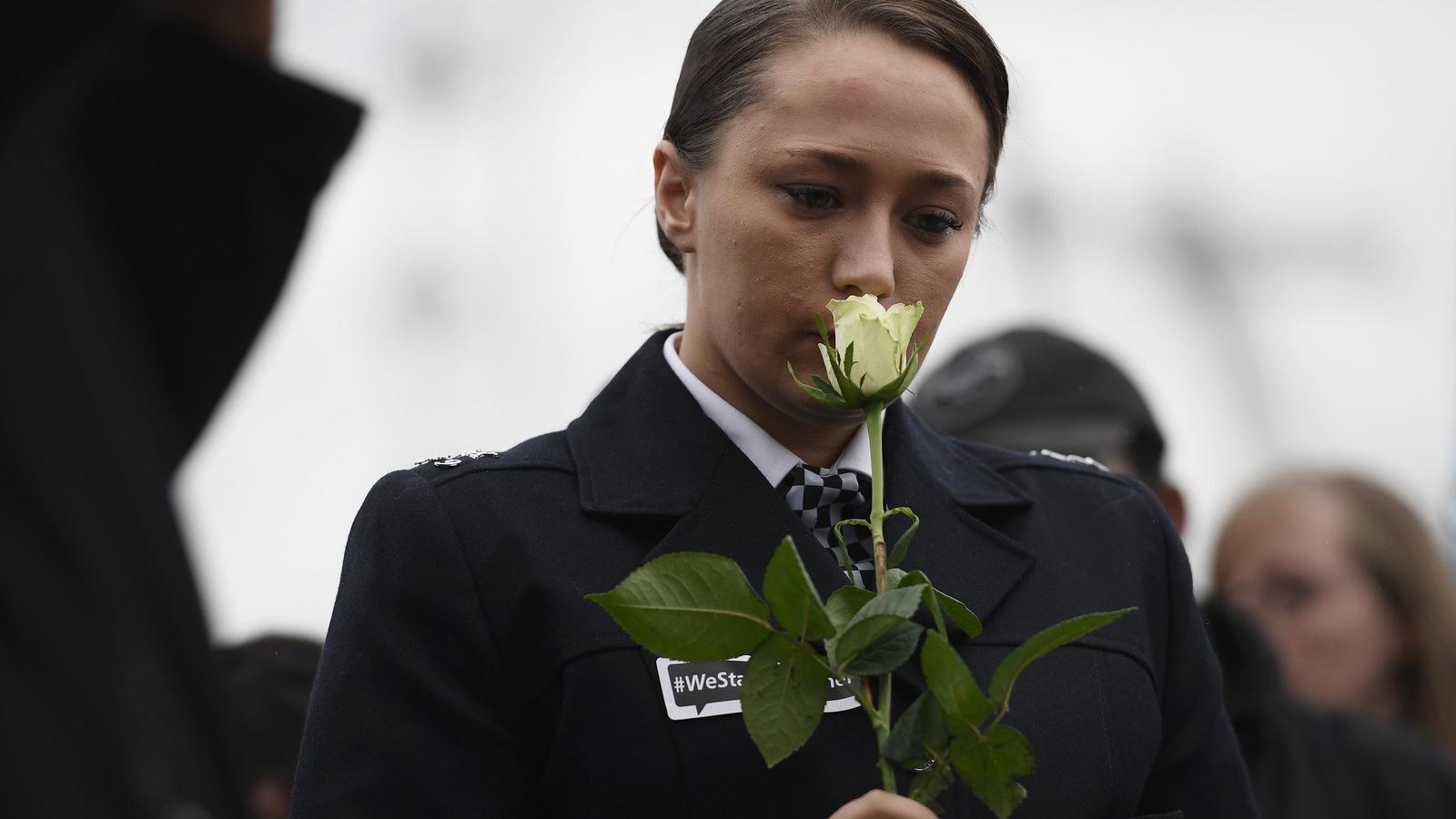 Egy londoni rendőrnő a gyászolók között - Fotó: Carl Court/Getty Images 