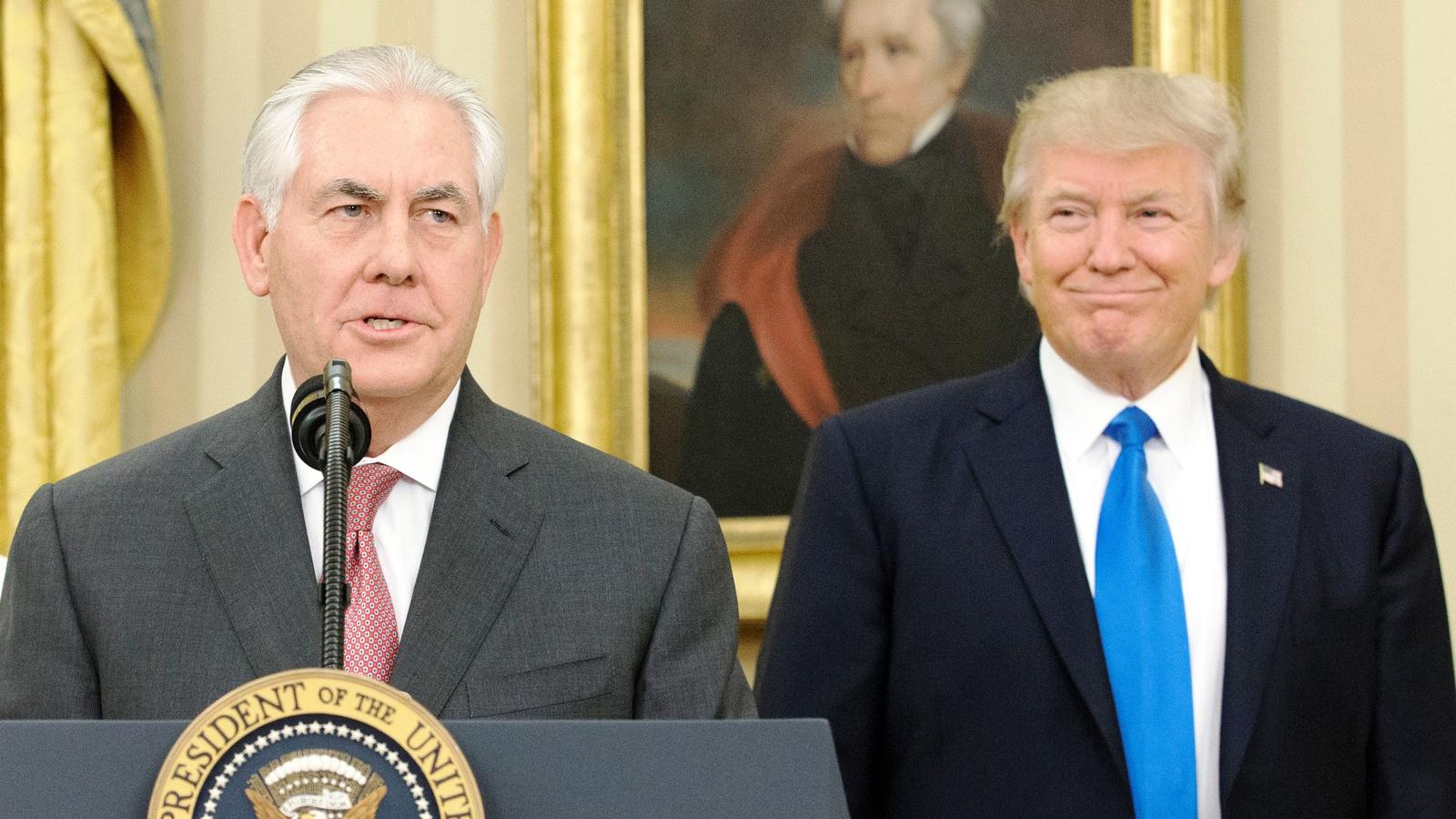 Rex Tillerson amerikai külügyminiszter, mögötte Donald Trump FOTÓ: Pool/Getty Images