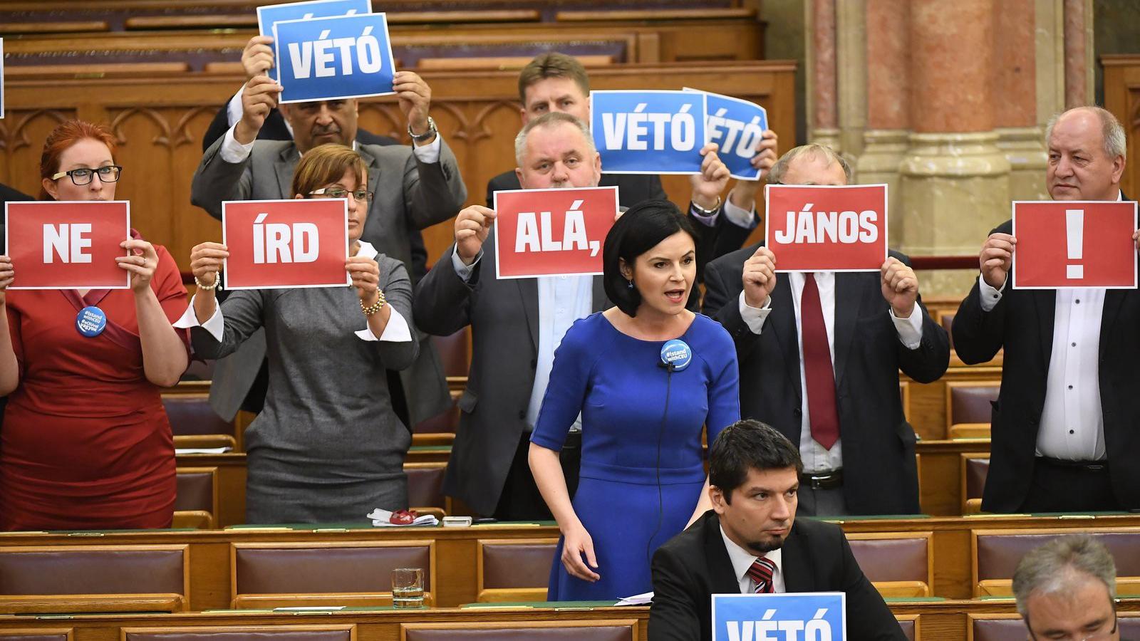  Kunhalmi Ágnes, előtte Varga László, mögötte Heringes Anita, Bangóné Borbély Ildikó, Gőgös Zoltán, Horváth Imre és Korózs Lajos