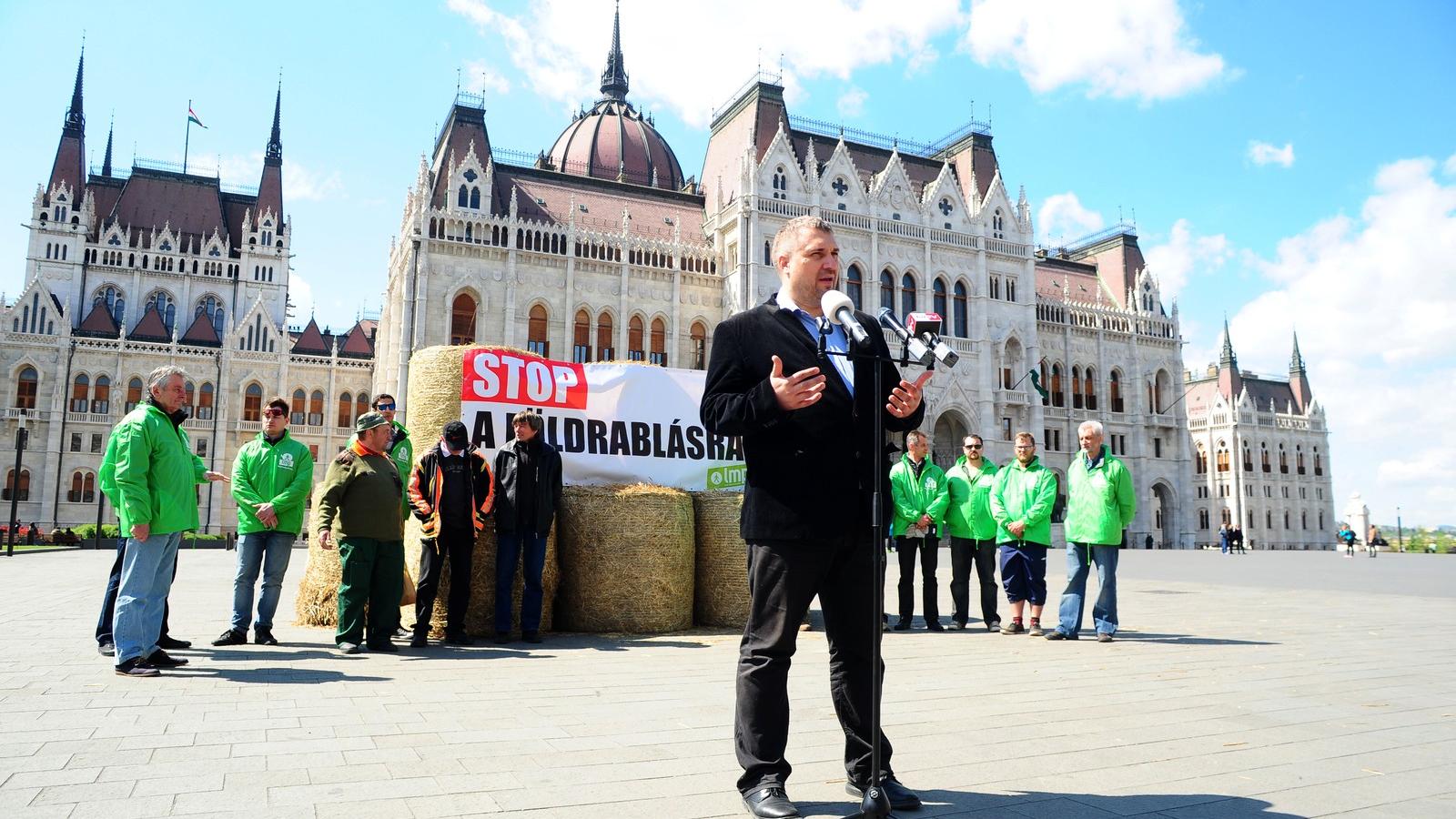 A politikus a termőföldek privatizácója elleni küzdelembe vetette bele magát legintenzívebben - Népszava fotó 2016 tavaszáról/Mo