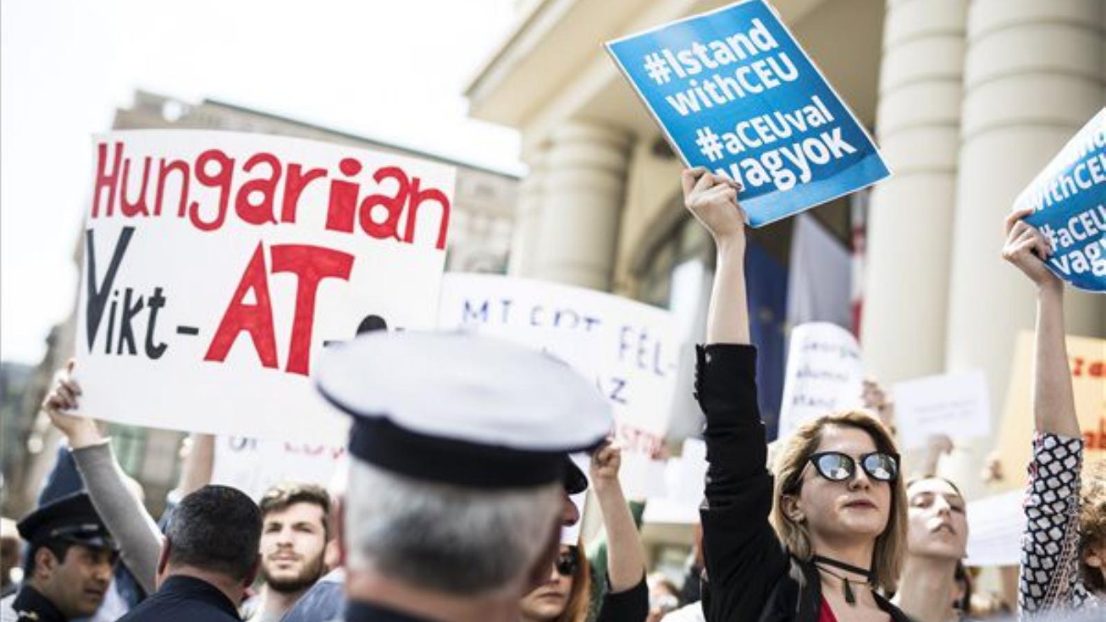 A Közép-európai Egyetem (CEU) mellett tüntetők a magyar-grúz üzleti fórumnak helyet adó szálloda előtt Tbilisziben. 