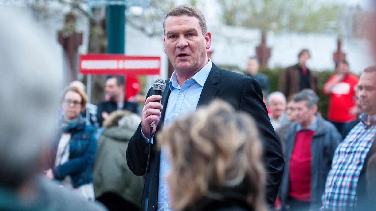 Az MSZP utcafóruma Békásmegyeren "Tegyünk igazságot! Fizessenek a gazdagok!" március 22-én. Fotó: Tóth Gergő