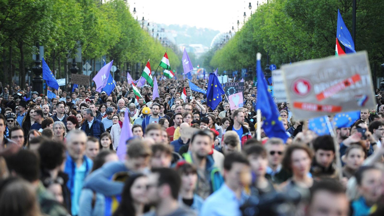 A Momentum Mozgalom Európához tartozunk! jelmondattal meghirdetett demonstrációja május 1-jén.Fotó: Molnár Ádám