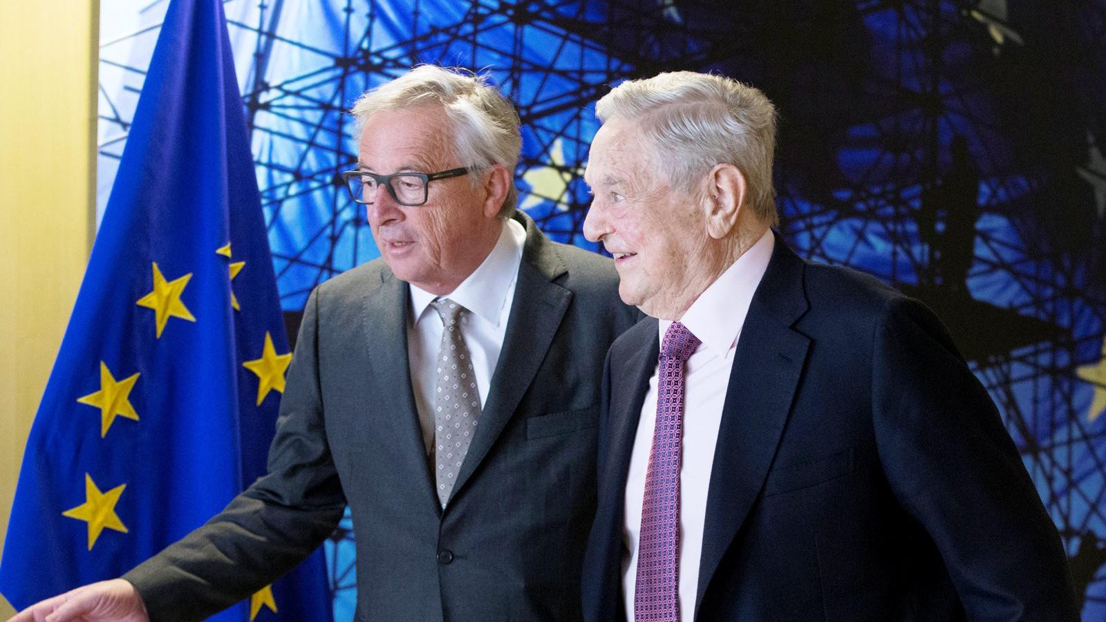 Soros György Jean-Claude Junckerrel FOTÓ: REUTERS/Olivier Hoslet/Pool