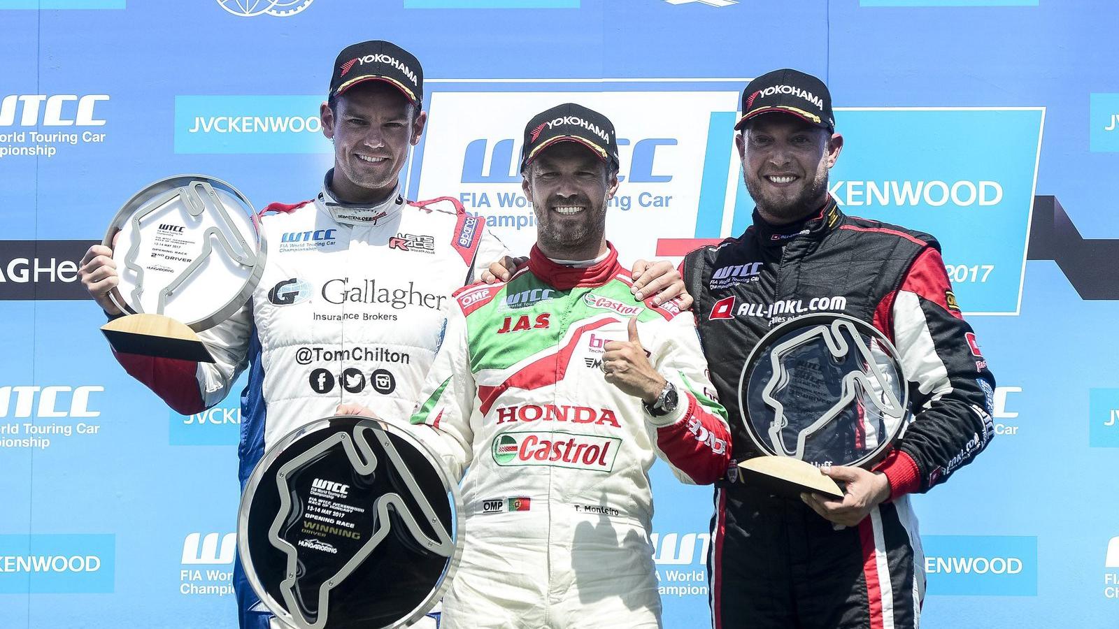 A győztes portugál Tiago Monteiro, a Honda Racing Team JAS versenyzője, mellette a második helyezett brit Tom Chilton, a Sébasti