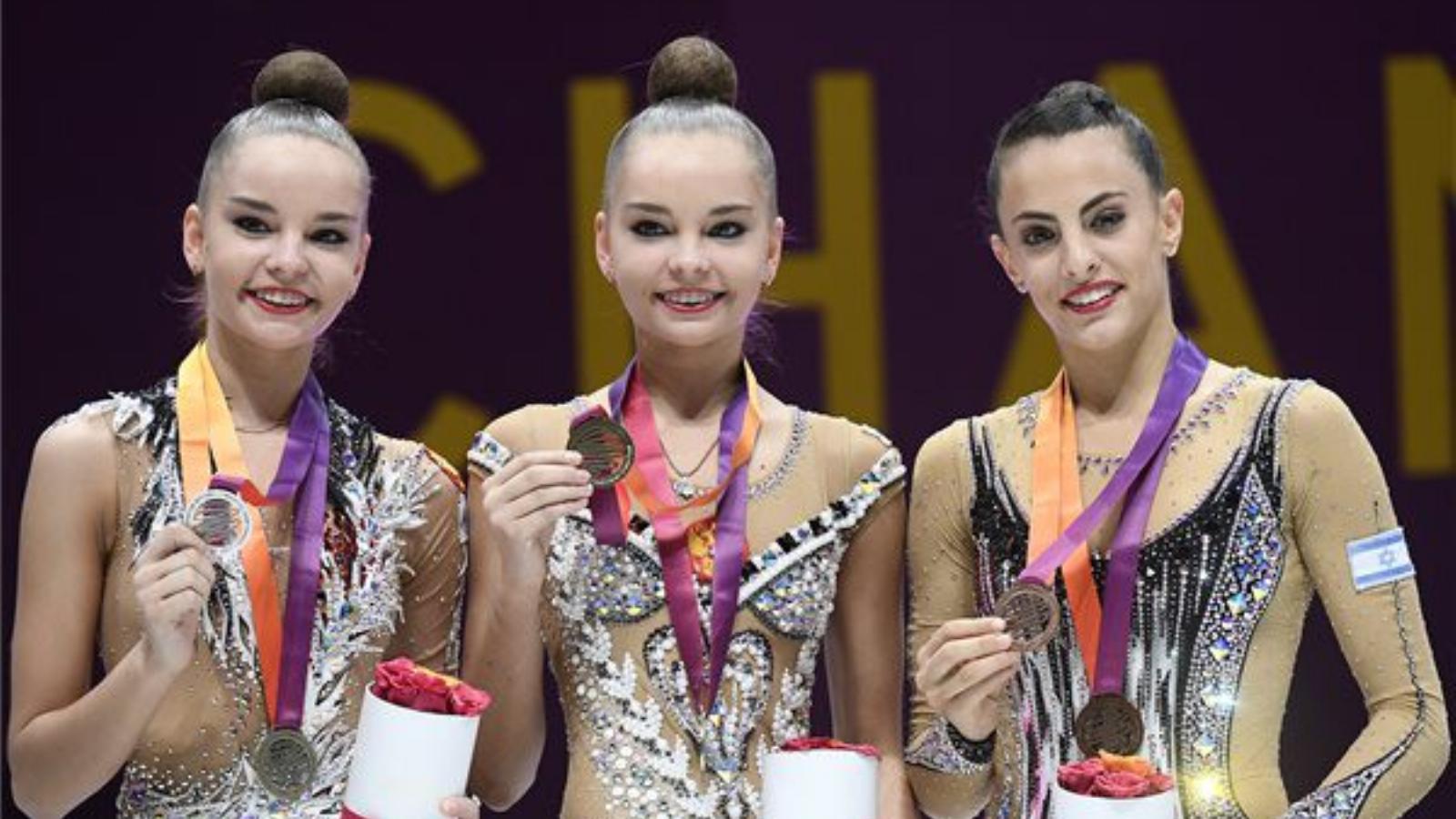 A győztes orosz Arina Averina (k), ikertestvére, a második helyezett Dina Averina (b) és a harmadik helyezett izraeli Linoy Ashr