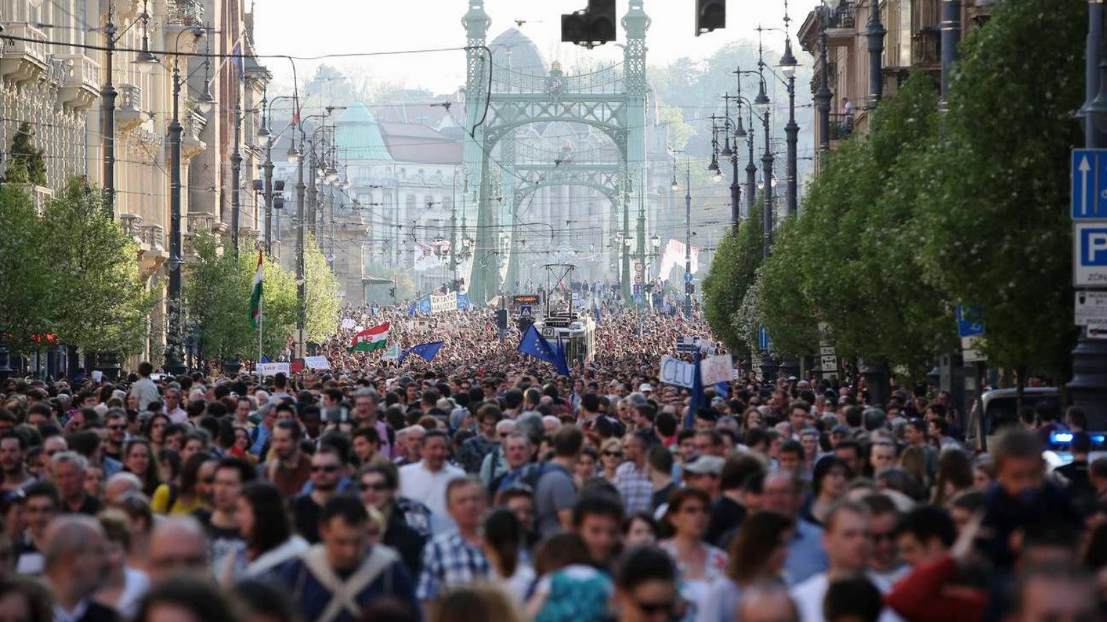 Hiába a sorozatos több ezres tüntetések, Orbánék hajthatatlanok a lex CEU ügyében. Forrás: Facebook