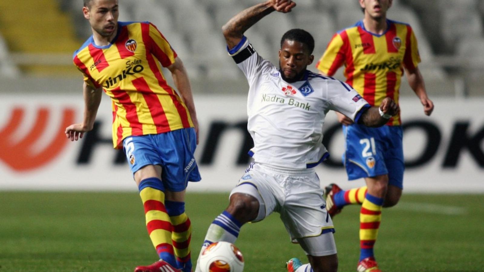 Javi Fuego (balra), a Valencia és Jeremain Lens (középen), a Dinamo játékosa küzd a labdáért FOTÓ: EUROPRESS/GETTY IMAGES/AFP