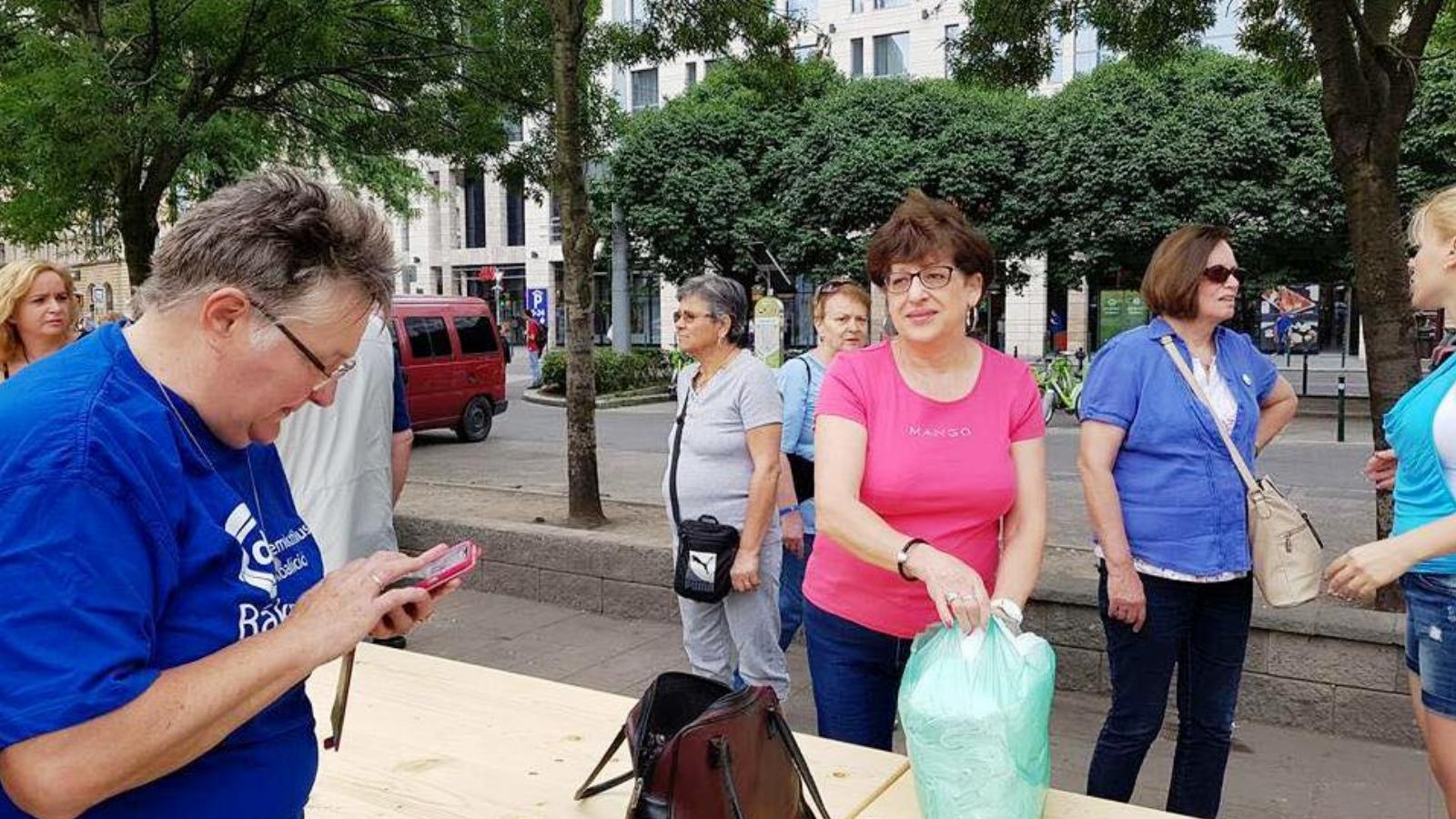 Középen a DK újpesti elnöke, Berényi Erzsébet Forrás: Facebook