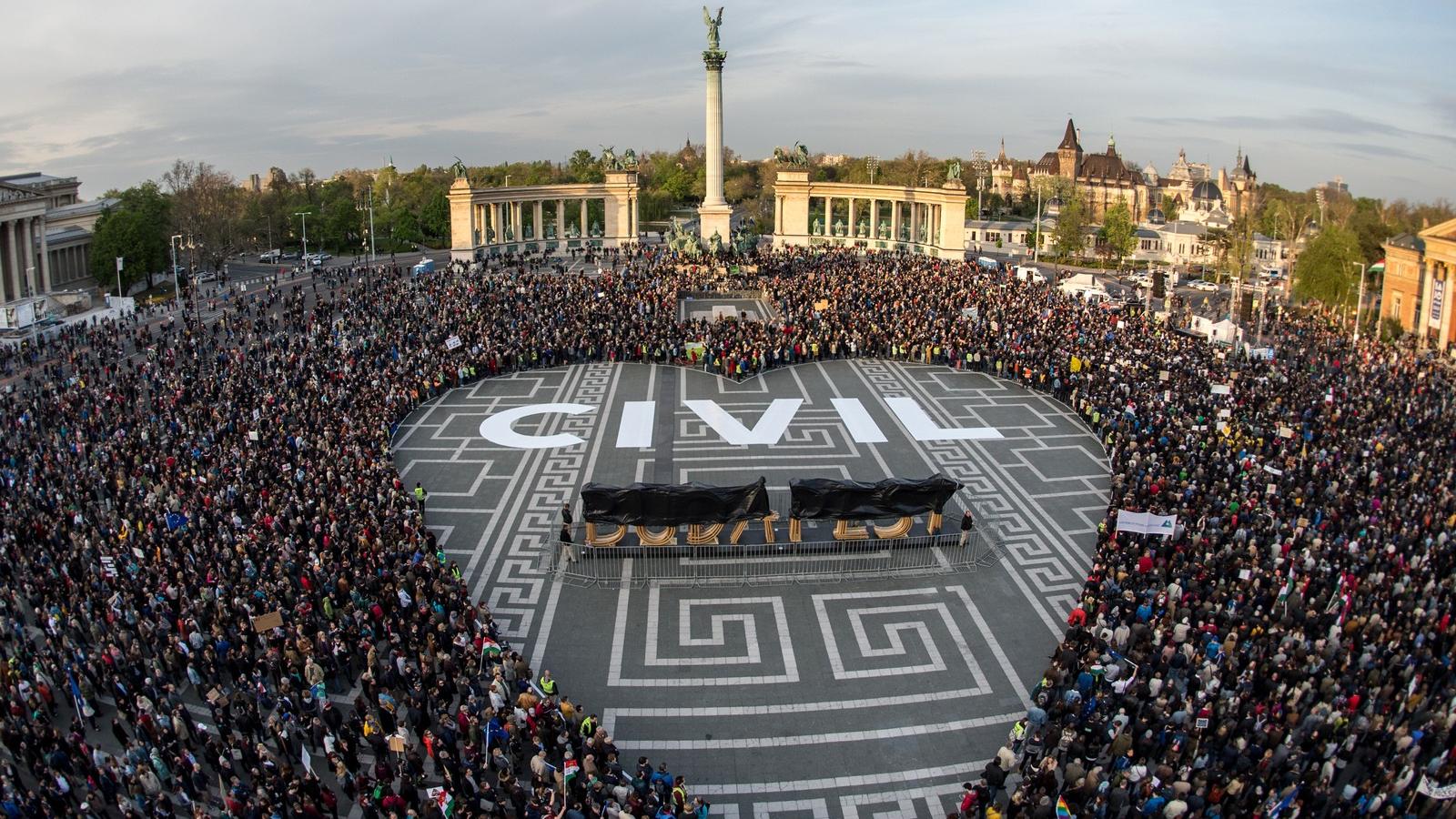 "Civil szív" a Hősök terén FOTÓ: Tóth Gergő