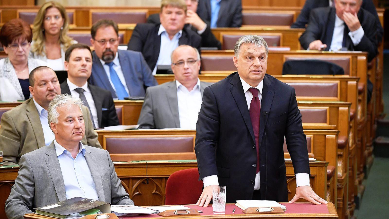 Orbán Viktor válaszol az MSZP-s képviselő kérdésére, mellette Semjén Zsolt MTI Fotó: Kovács Tamás