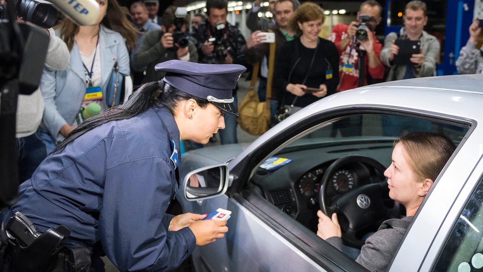 Az egyik első ukrán átkelő vasárnap nulla óra után. FOTÓ: MTI/BALÁZS ATTILA