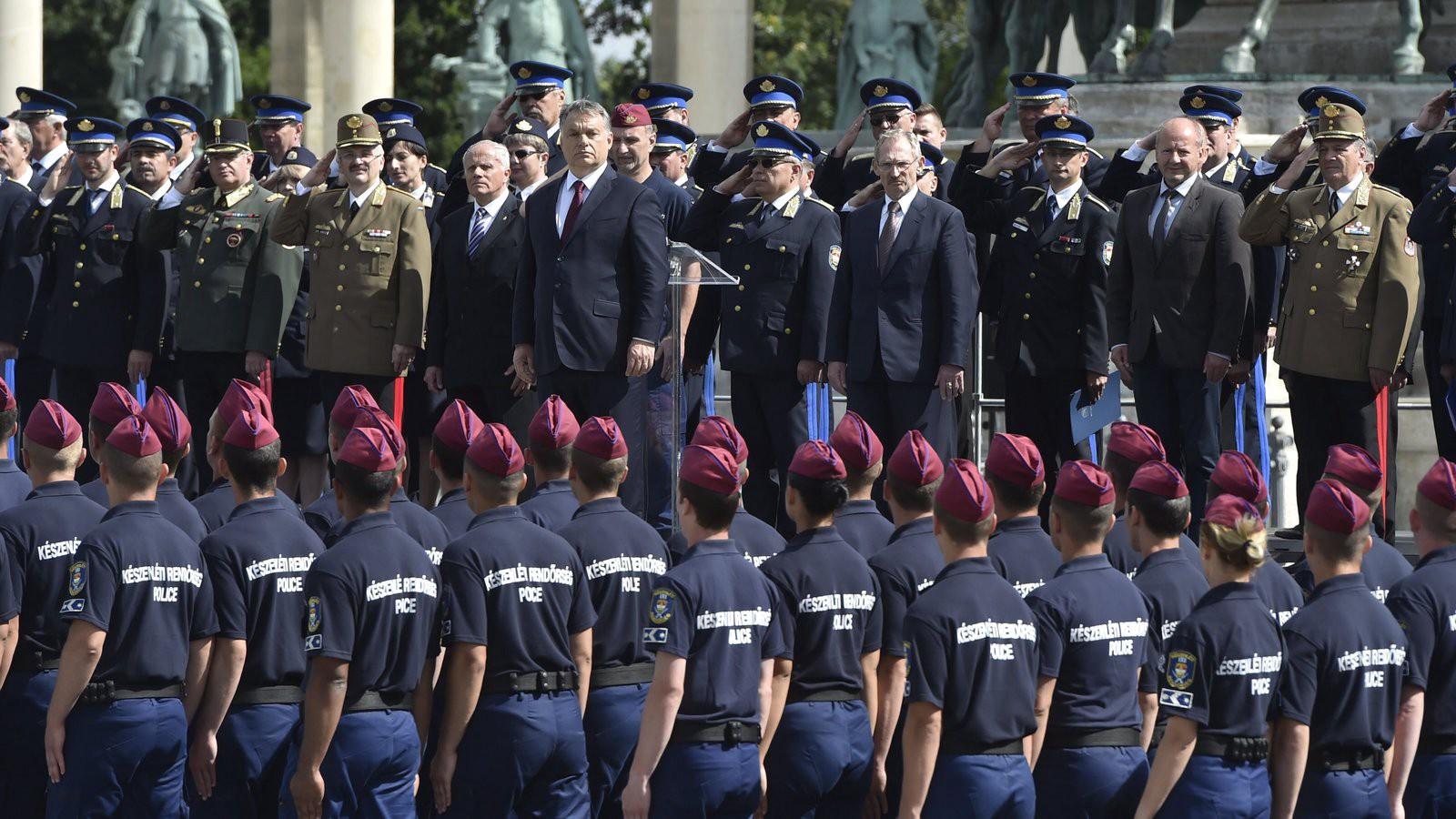 Orbán Viktor miniszterelnök, mellette Papp Károly országos rendőrfőkapitány , Pintér Sándor belügyminiszter , Simicskó István ho