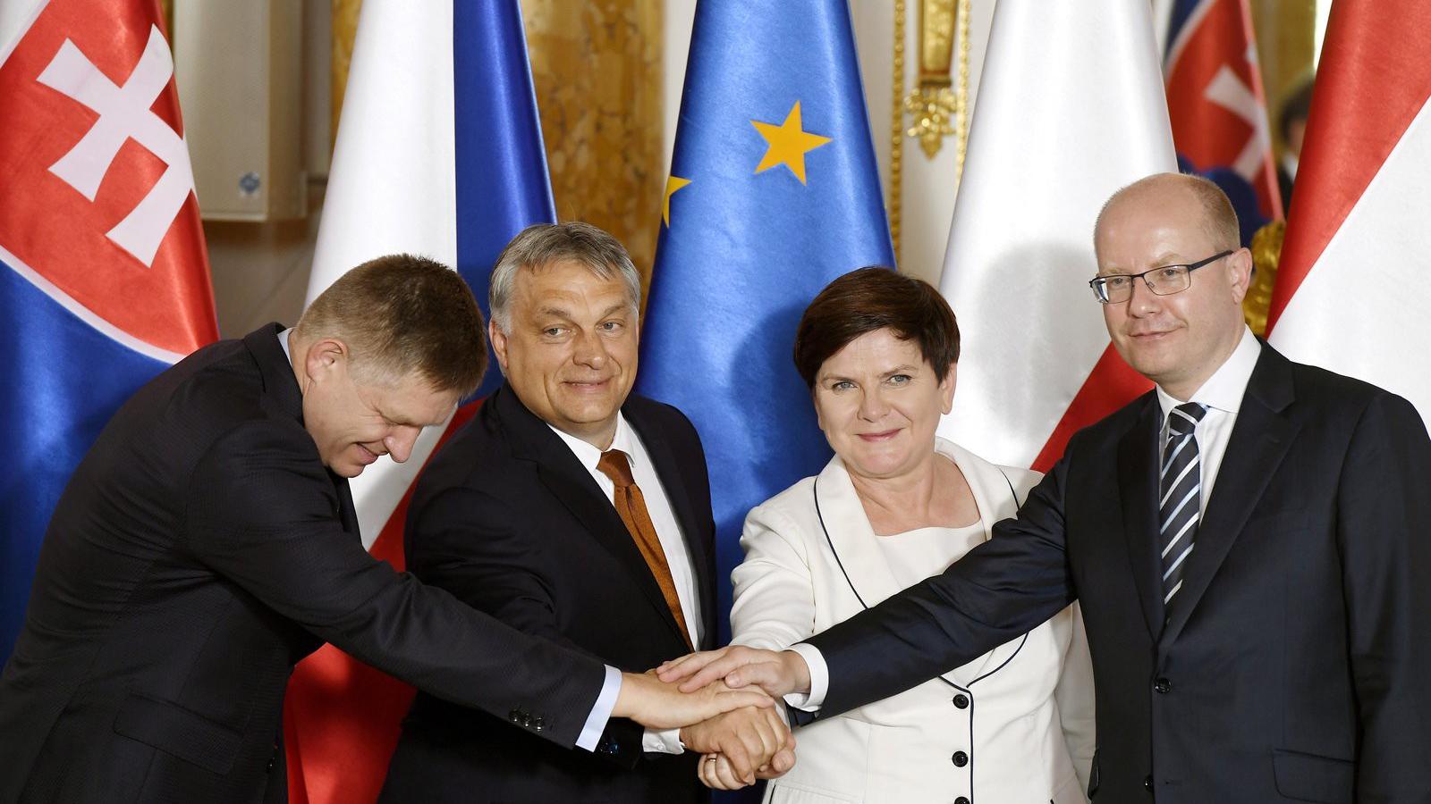 Robert Fico szlovák, Orbán Viktor magyar, Beata Szydlo lengyel és Bohuslav Sobotka cseh miniszterelnök  MTI Fotó: Koszticsák Szi