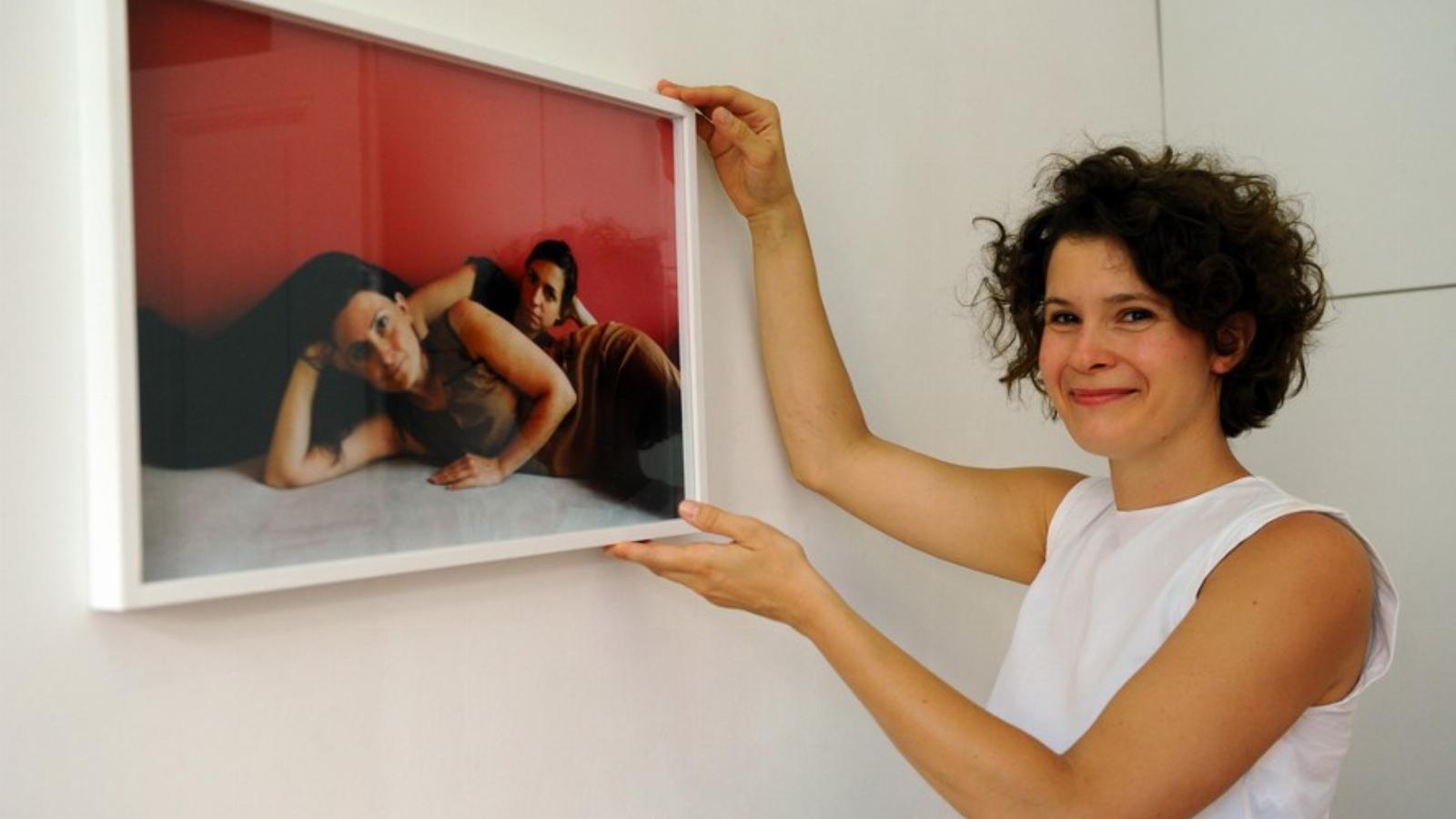 Ember Sári tárlatán egyenrangúvá válik a fotó, a kerámia, a polc, a szobor, és közösen alkotnak egy világot. FOTÓ: Vajda József