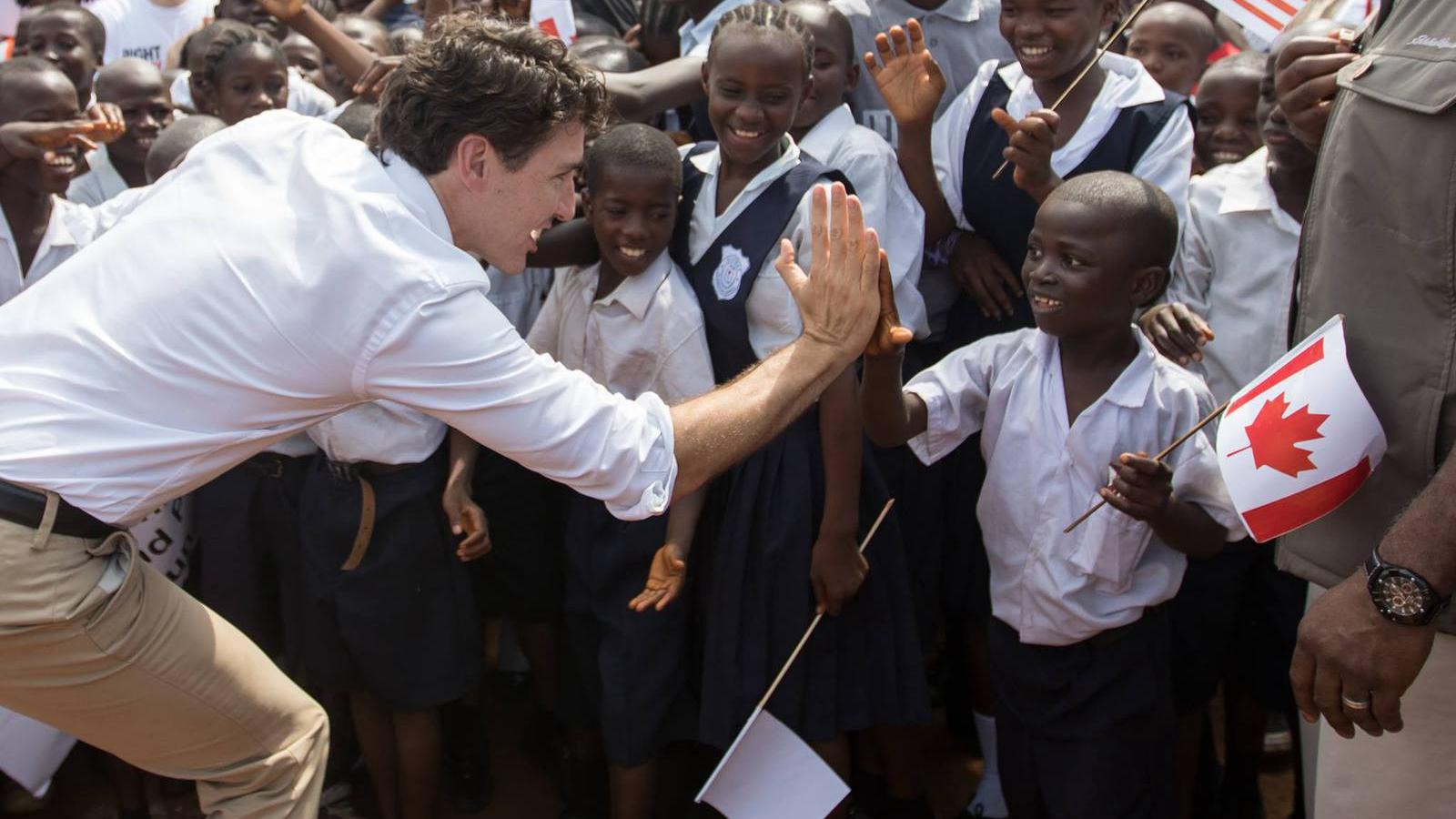 Kanadának ez jutott -Trudeau miniszterelnök Libéria fővárosában, Monroviában egy általános iskolában, ahol egy kanadai segítő pr