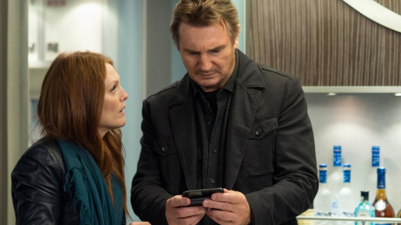 Julianne Moore és Liam Neeson a Non-stop című filmben a gyilkossággal zsaroló sms-t olvassák Forrás: Pro Video