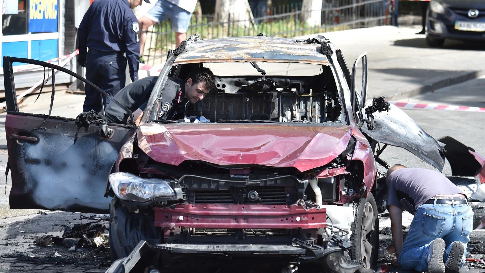 Pavlo Seremetet lakása előtt, felesége kocsijában robbantották fel ismeretlenek. FOTÓ: AFP/SERGEI SUPINSKY