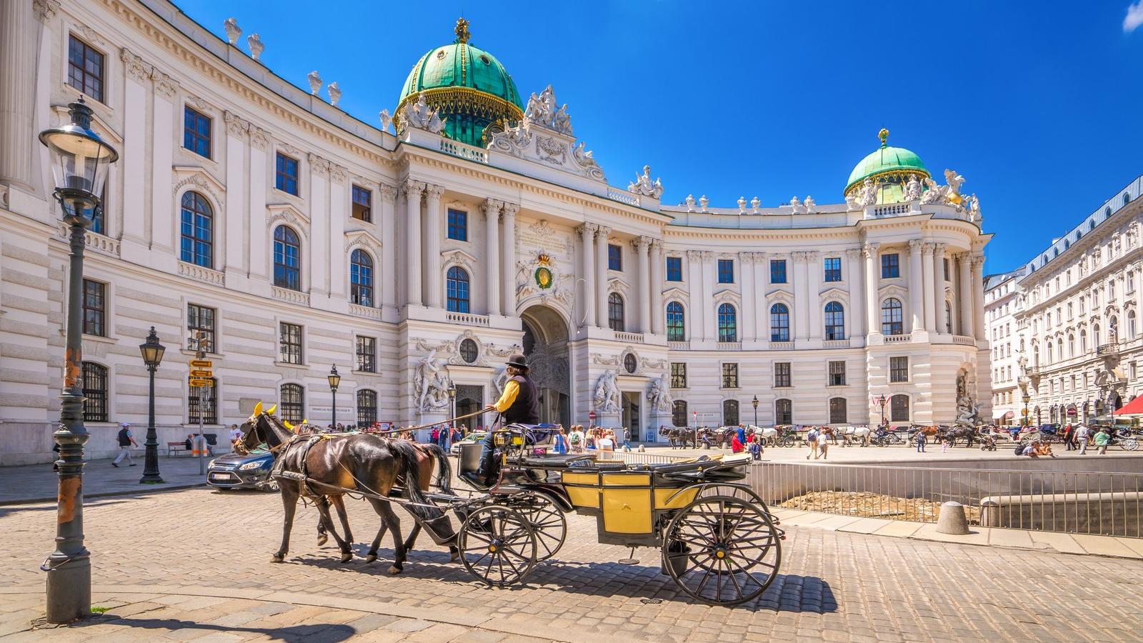 Utasra várva a Hofburgnál. FOTÓ: Shutterstock